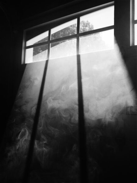 Verstärkte Gläser sind eine von vielen Möglichkeiten Von unten wird auf ein weiter oben liegendes Kellerfenster geblickt, das Licht in den Raum fallen lässt