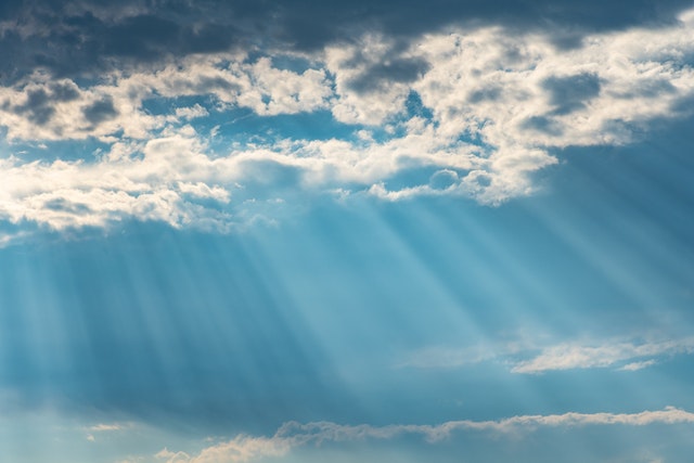 Sonnenstrahlen brechen durch eine Wolkendecke