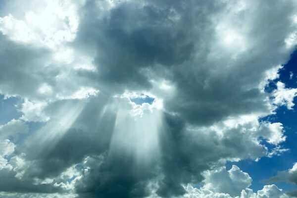 Sonnenstrahlen brechen durch eine Wolkendecke