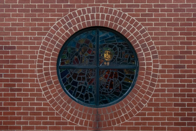 Ein rundes Buntglasfenster mit christlichem Motiv
