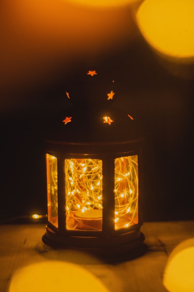 Ein laternenförmiges Windlicht mit LED-Kette statt Kerze