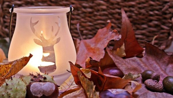 Mit gemütlichen Dekorationen durch Frühling, Sommer, Herbst und Winter Ein milchiges Windlicht mit Hirschaussparung