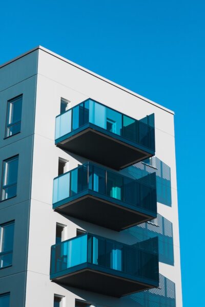 Lassen Sie nicht jeden auf Ihren Balkon schauen Ein hohes Gebäude mit Balkonen, die mit bläulicher Folie verspiegelt wurden