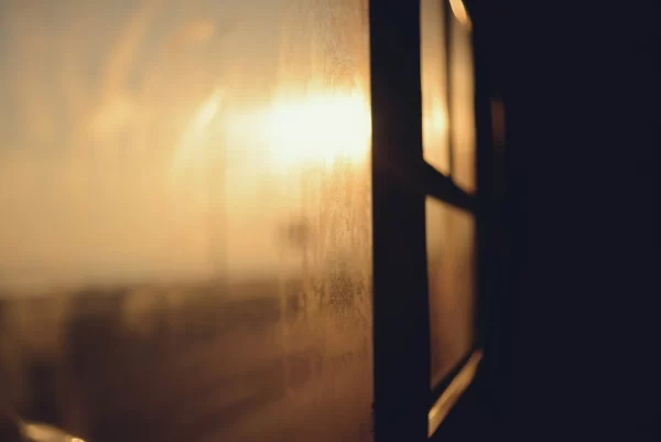 Nahaufnahme eines Fensters mit einfallender Sonne