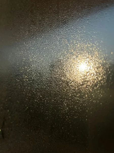 Detailaufnahme von Fensteroberfläche mit Sonnenlicht