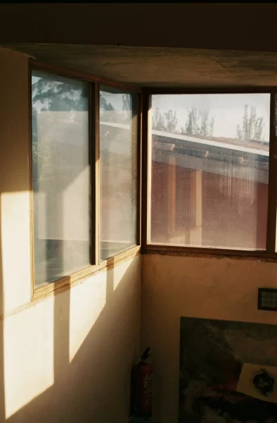 Altes Fenster mit Holzrahmen und direktem Lichteinfall