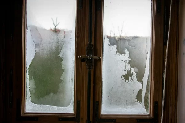 Fenster mit beschlagener und vereister Scheibe