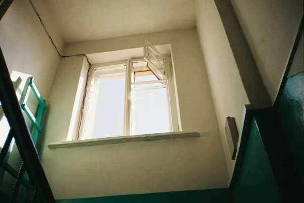 Einfaches Fenster im Treppenhaus.