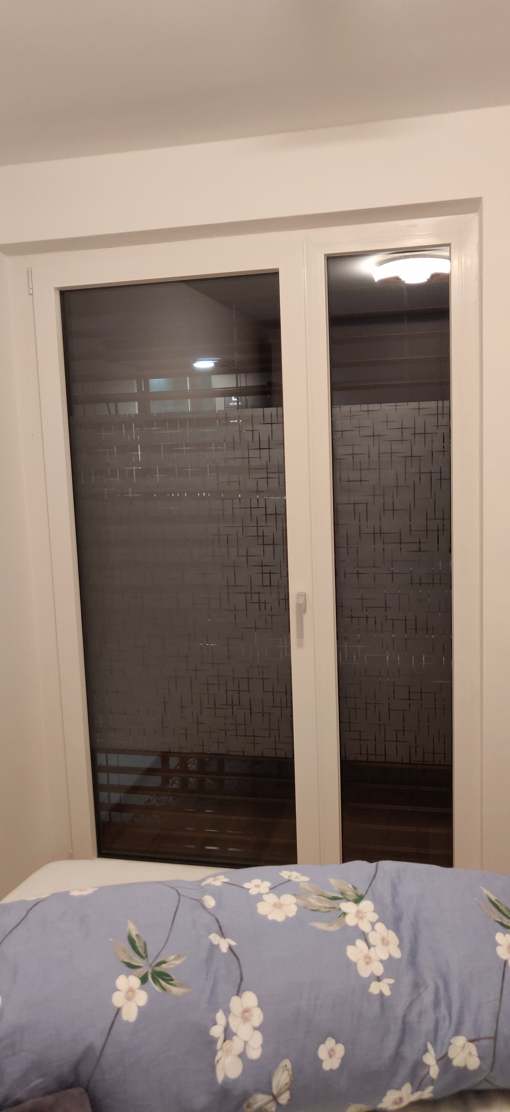 Dekorfolie mit Kreuzen bei Nacht