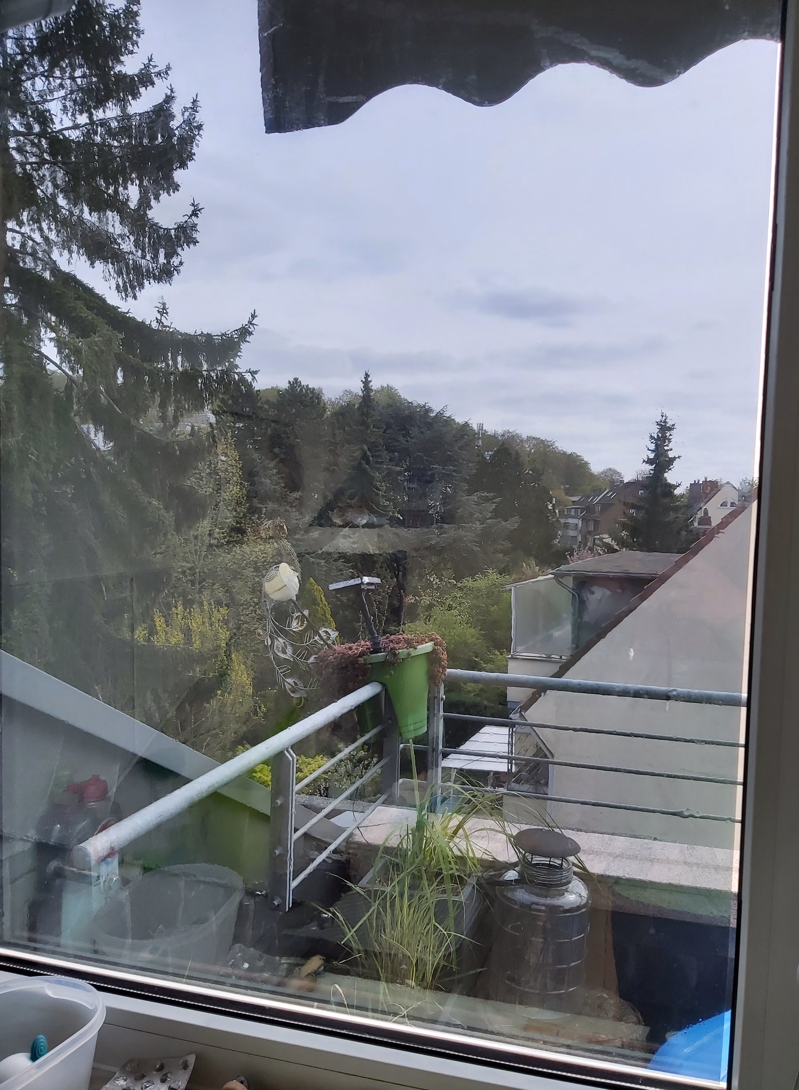 Innenansicht eines mit der Sonnenschutzfolie silber mittel verspiegeltem Küchenfensters