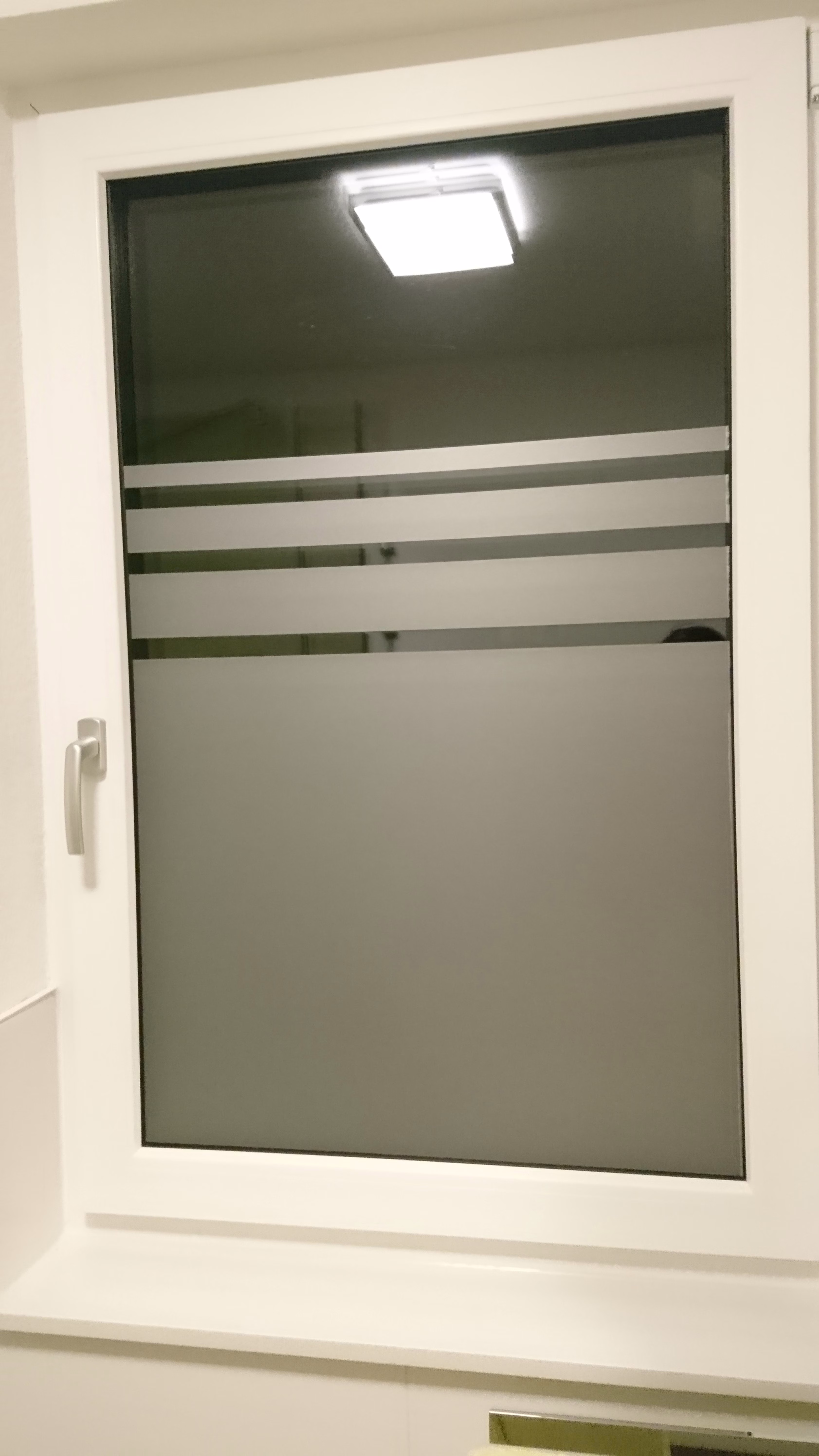 Glasdekor mit Streifen bei Nacht aufgenommen