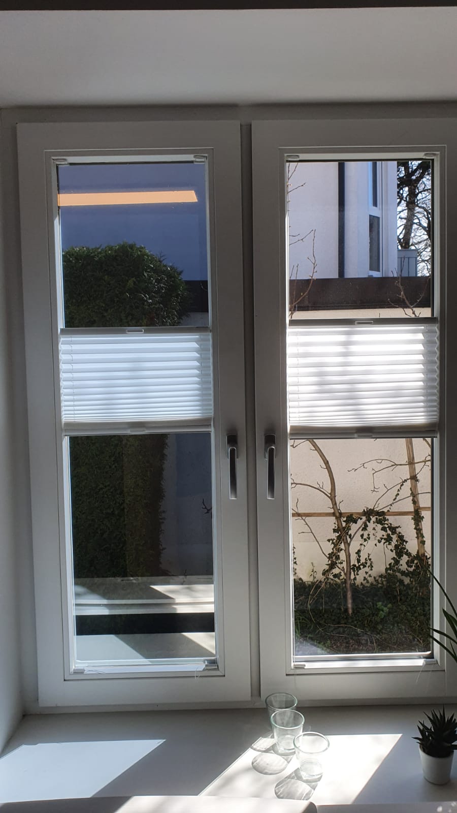 einseitiger Sichtschutz von außen am Fenster bei genügend Tageslicht