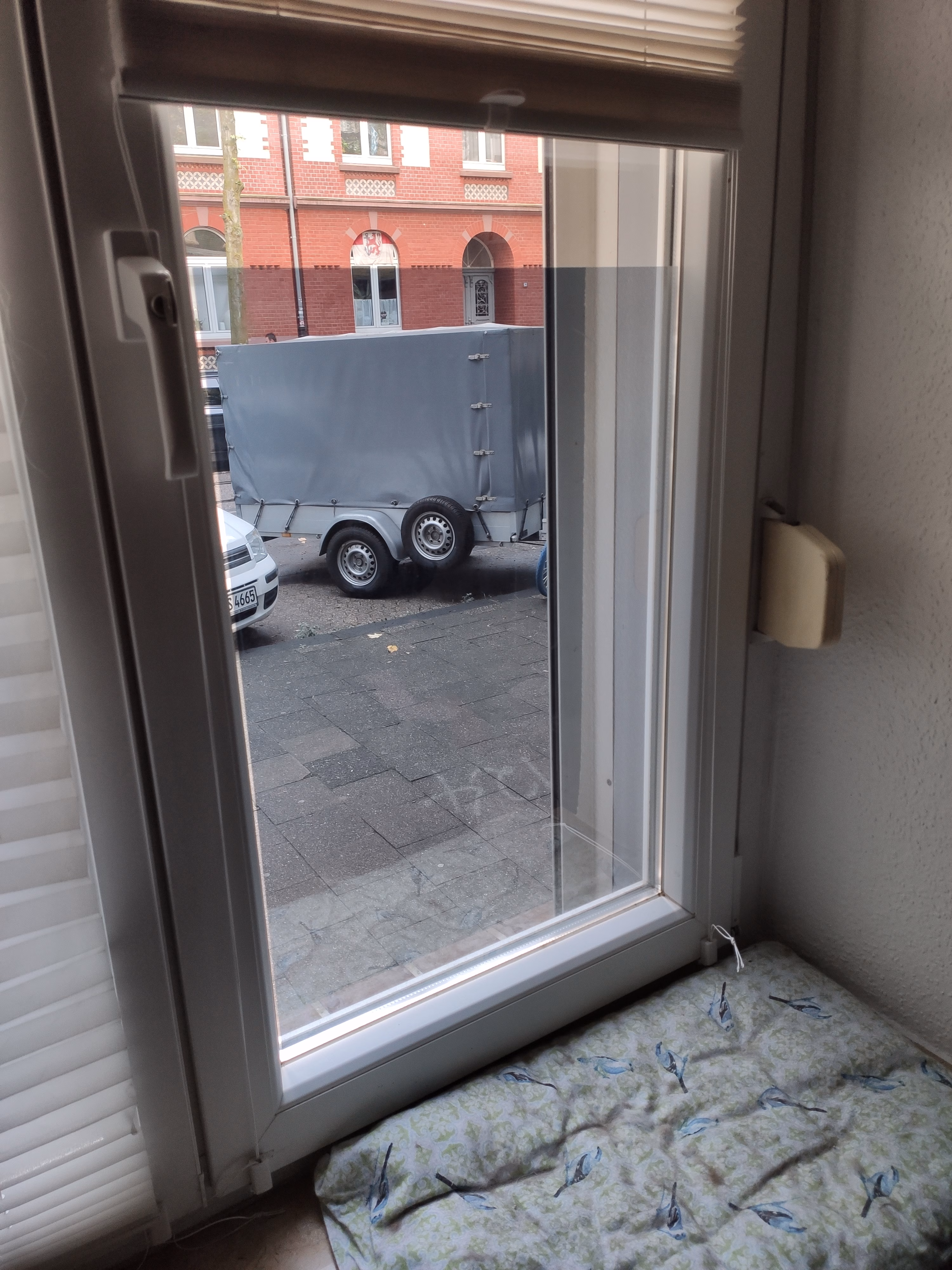 Spionspiegelfolie als Sichtschutz an einem Fenster in der Innenstadt