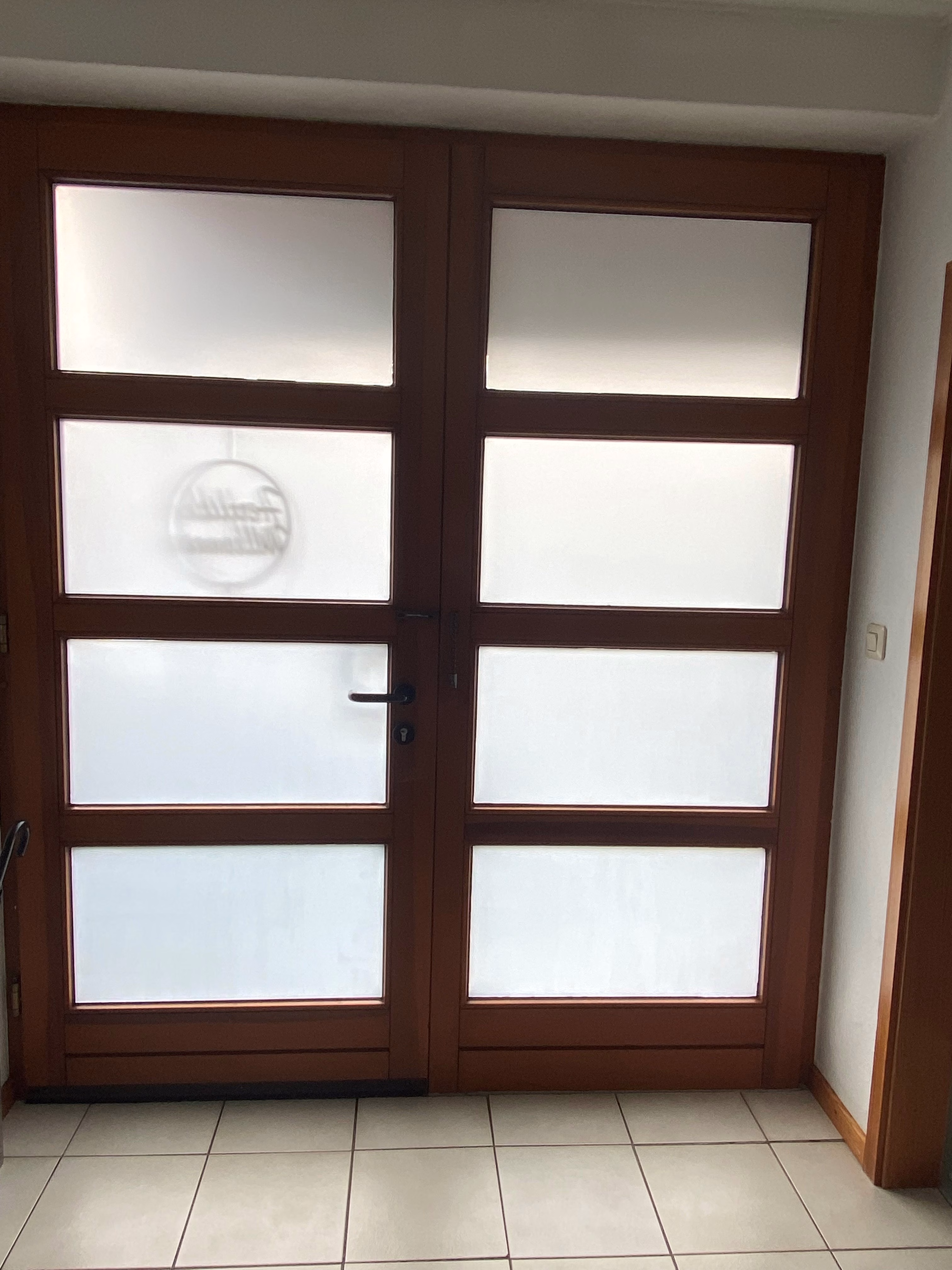 Haustür mit undurchsichtig weißer Fensterfolie