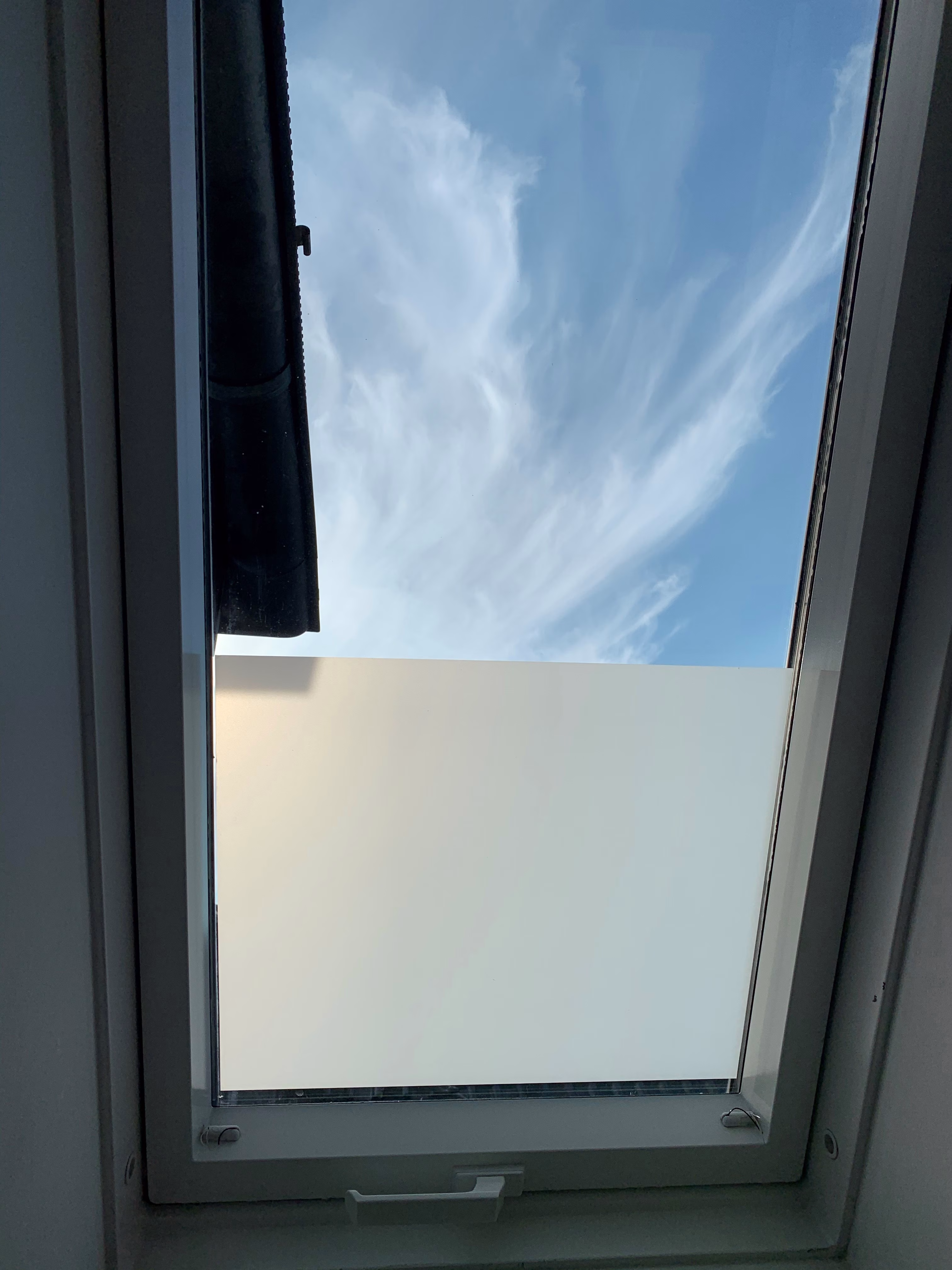 Teilbeklebung eines Dachfensters mit Milchglasfolie