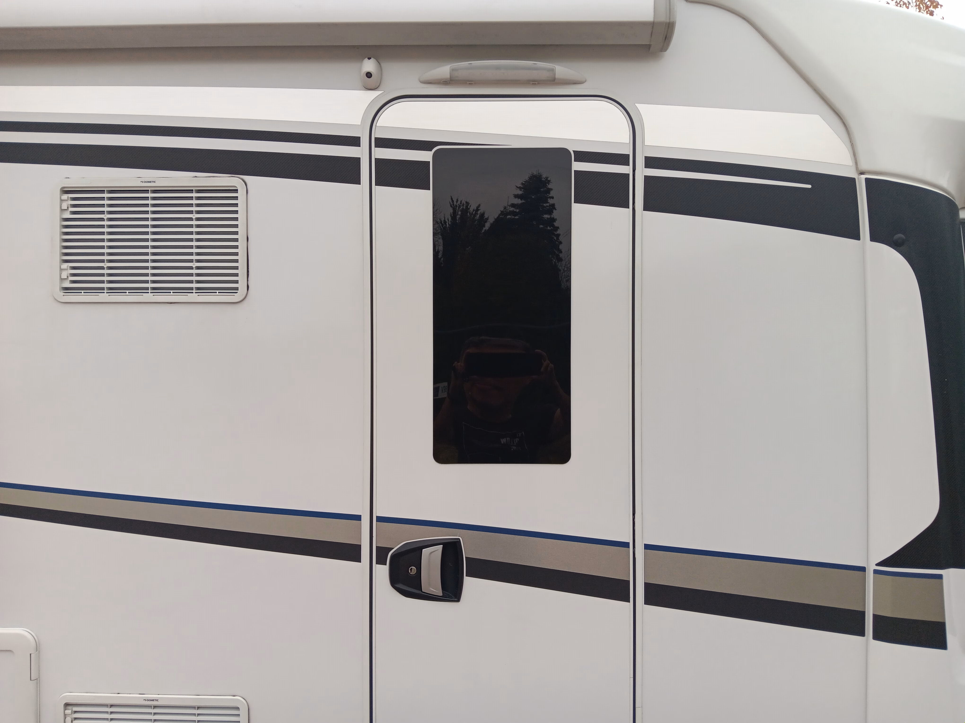 Tönungsfolie am Fenster eines Wohnmobils