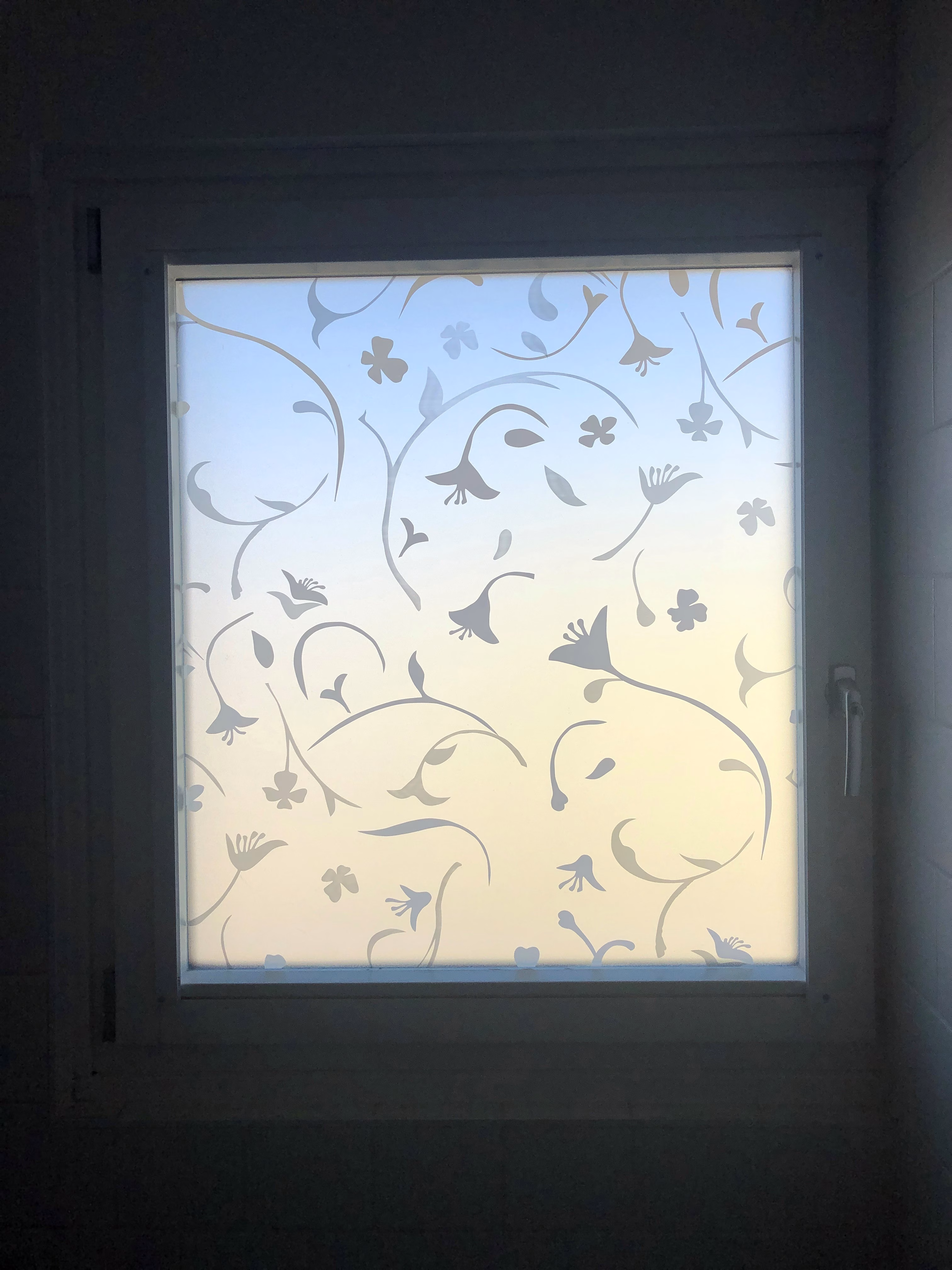Transparente Fensterfolie mit matt weißen Blumen