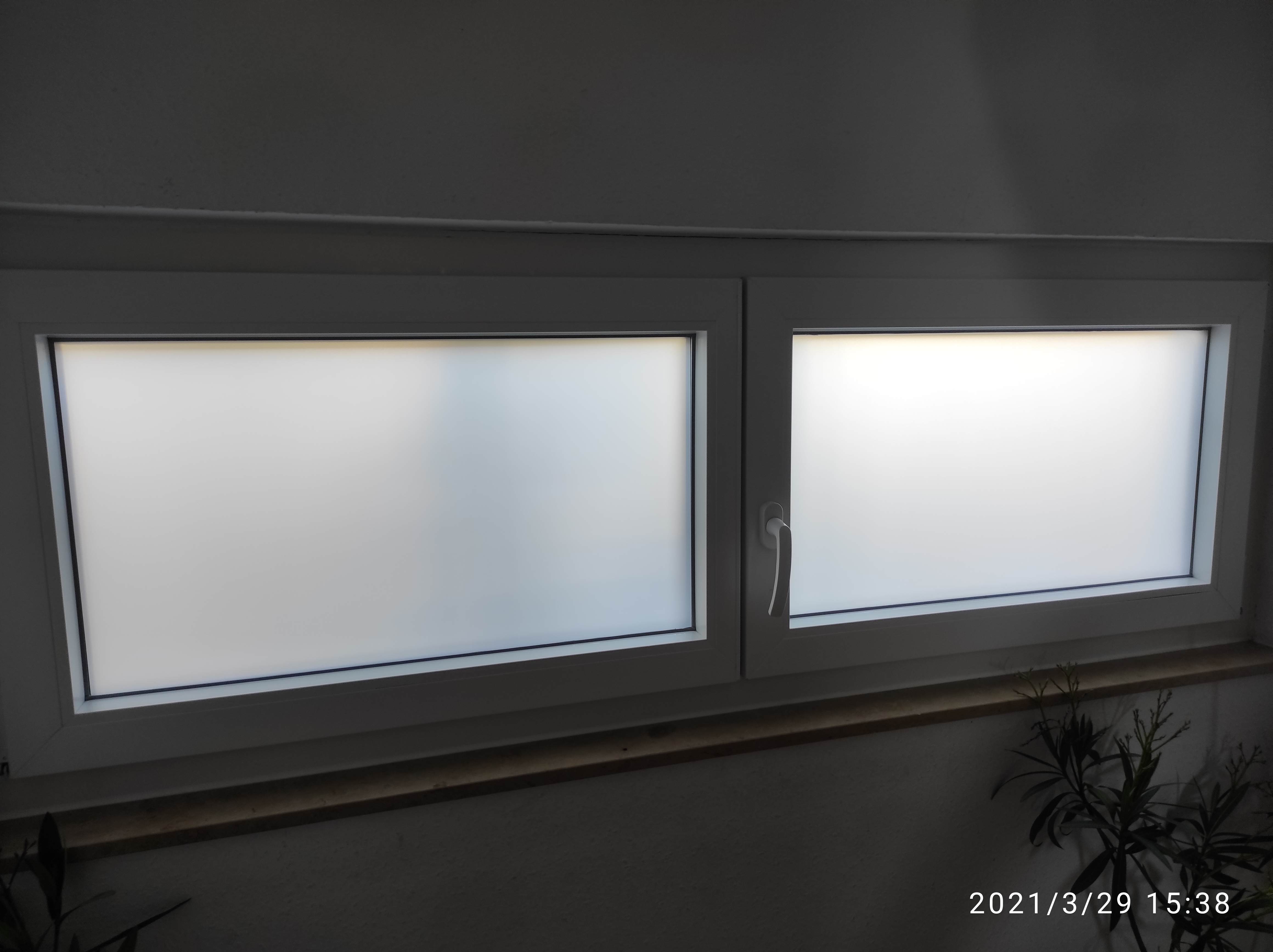 Weiß opake Milchglasfolie auf einem Doppelfenster Weiß opake Milchglasfolie auf einem Doppelfenster