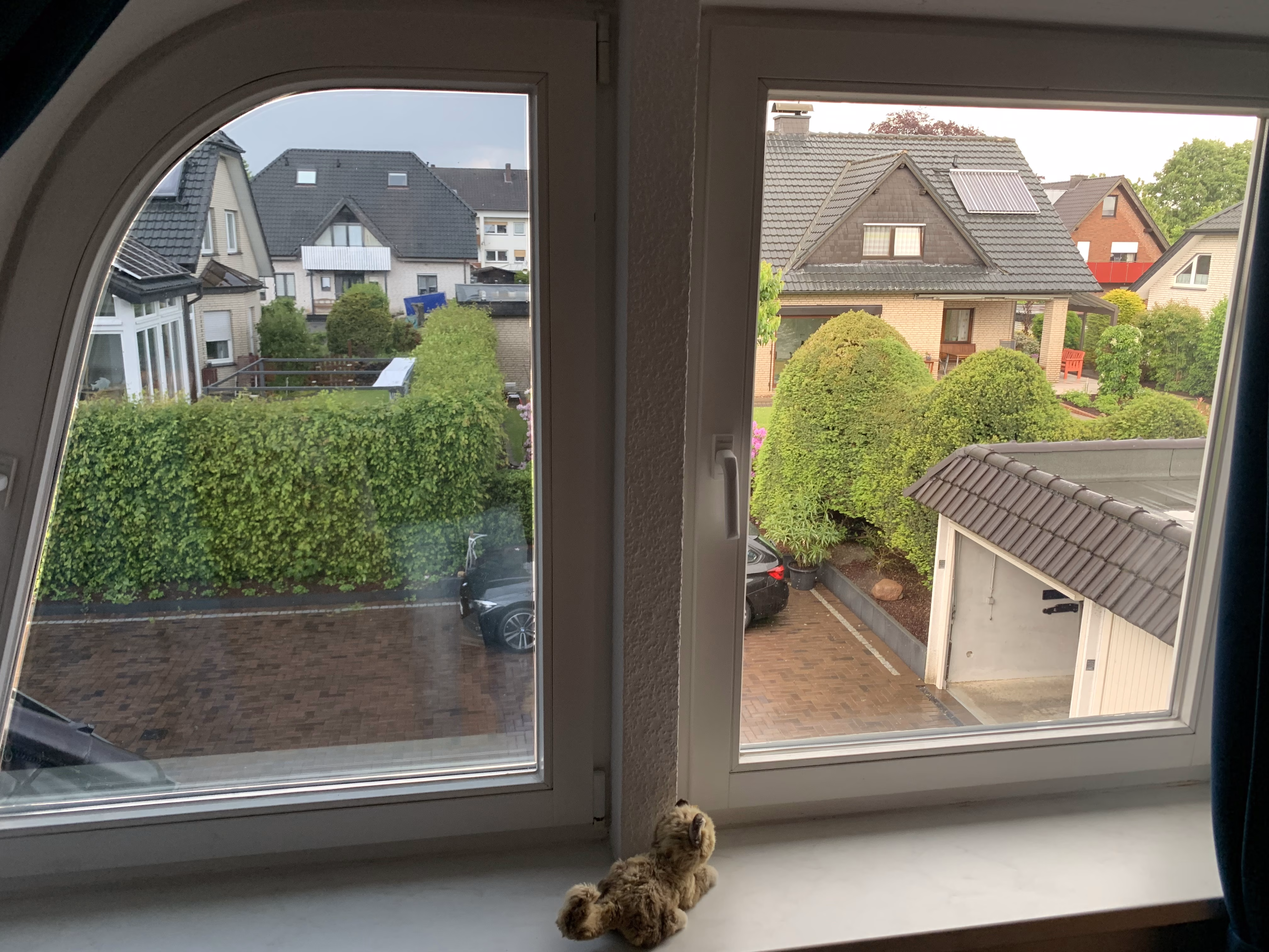 abdunkelnde Wärmeschutzfolie auf einem Gaubenfenster
