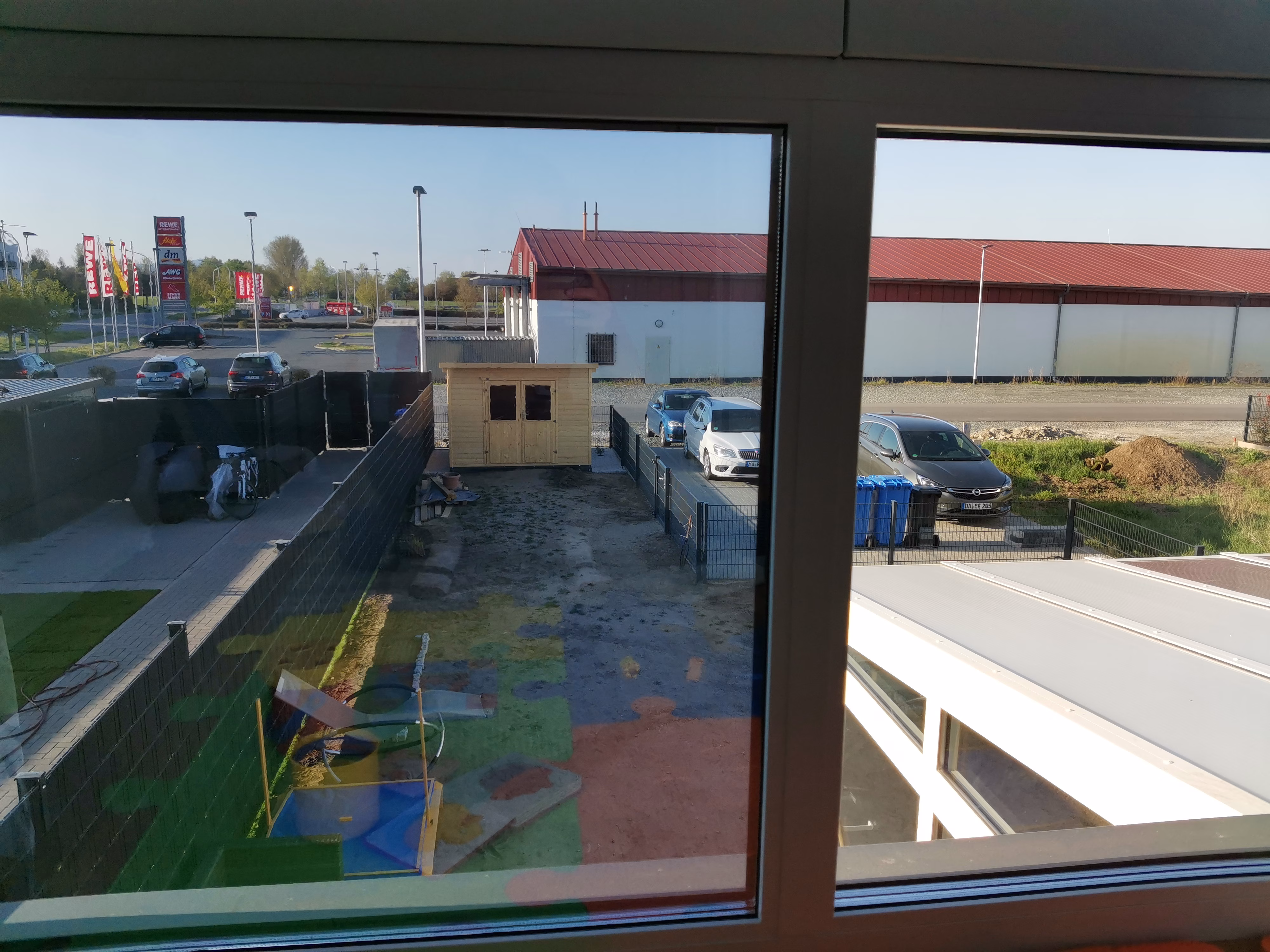 Wärmeschutzfolie silber mittel verspiegelt auf einem Fenster