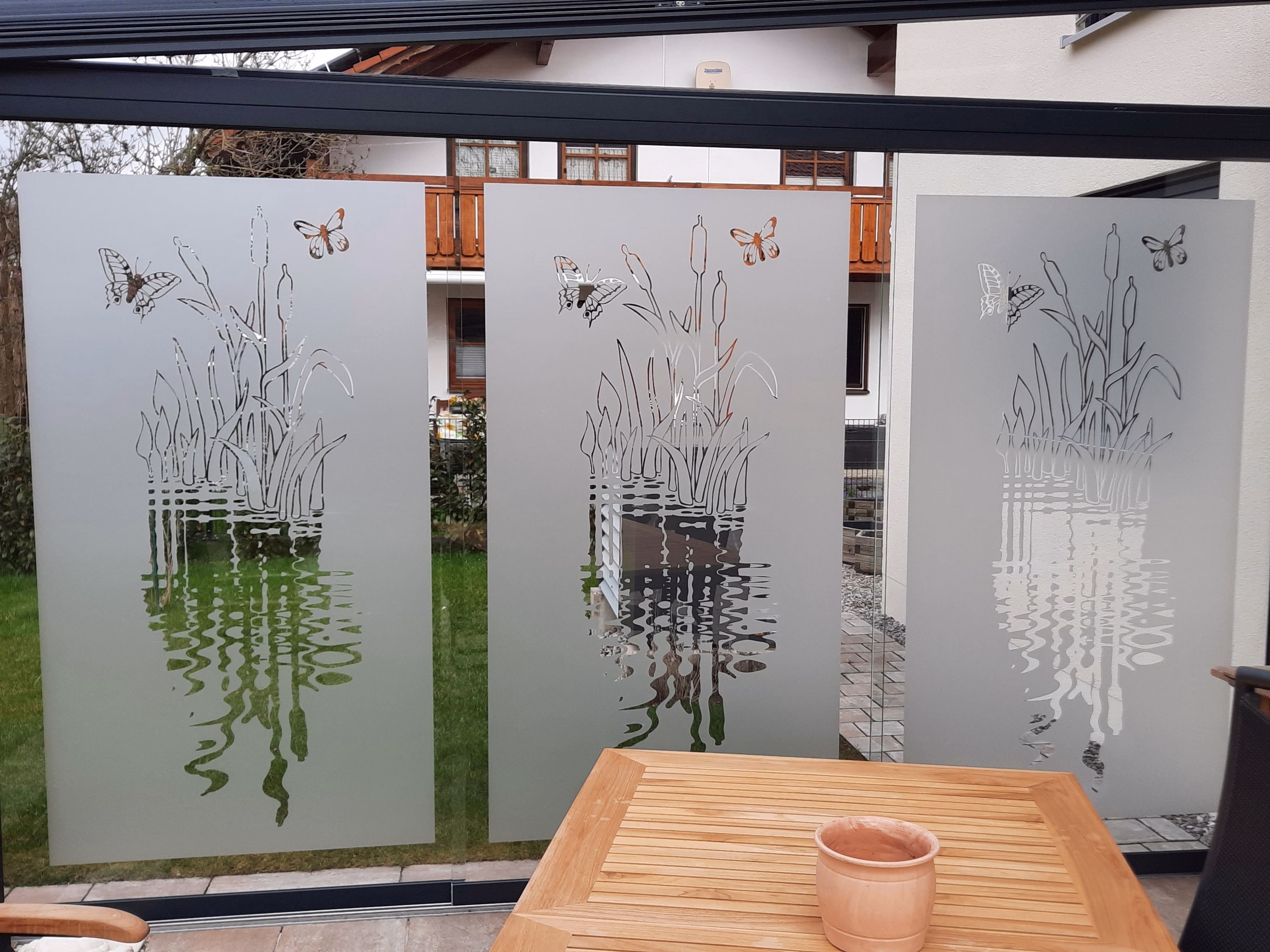 Glasdekor auf einer Glasscheibe, Schilfufer Glasdekor auf einer Glasscheibe, Schilfufer