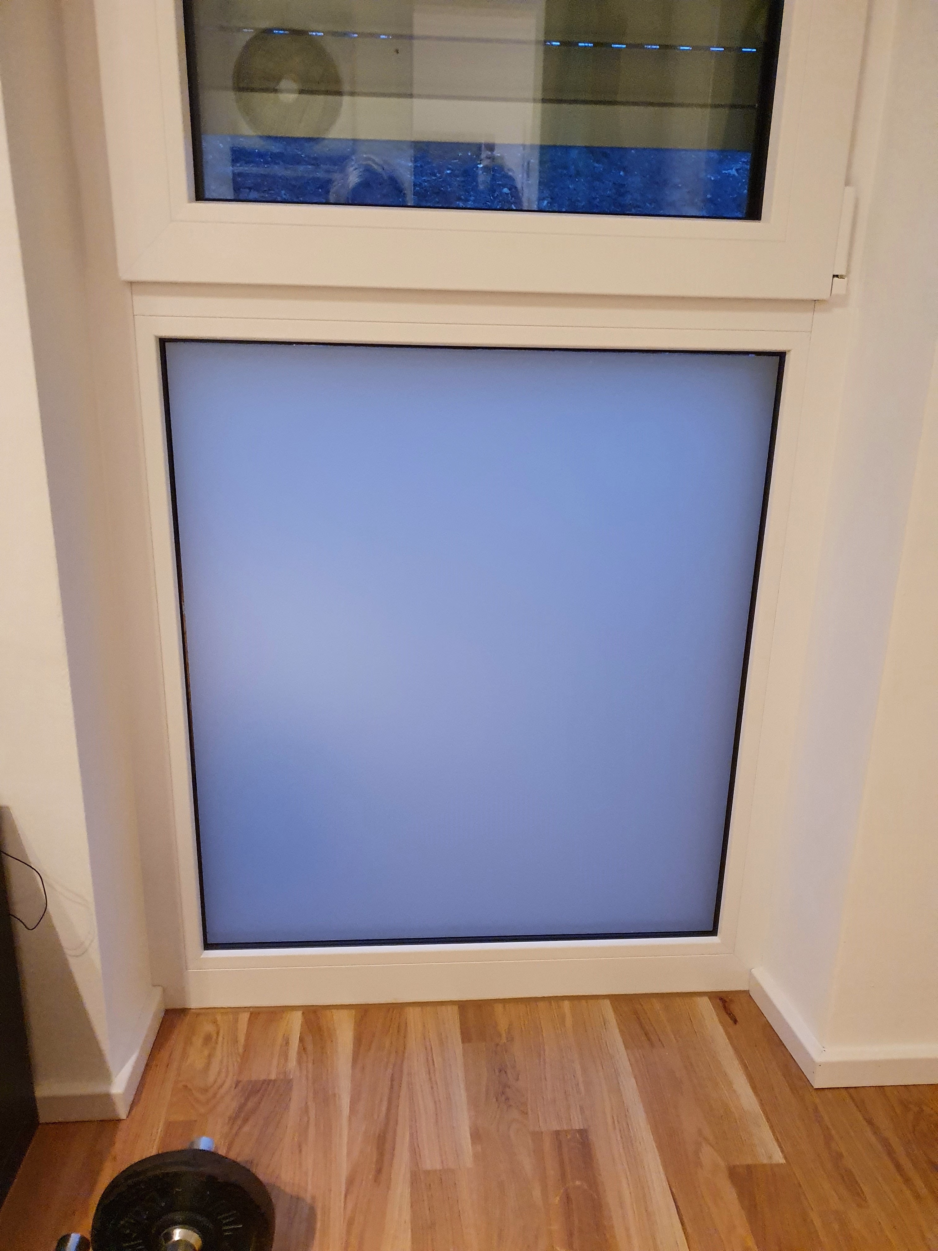 Milchig weiße Fensterfolie auf einem bodentiefen Fenster