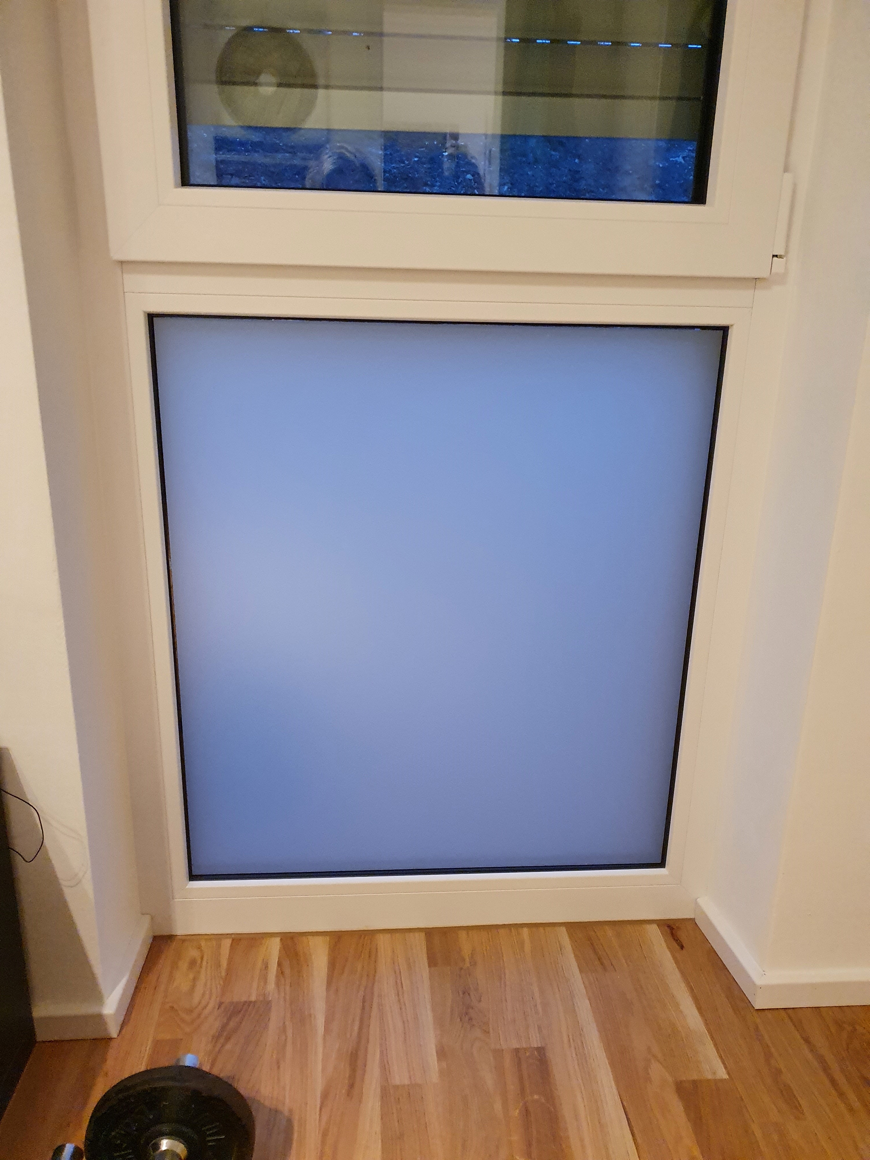 Milchig weiße Fensterfolie auf einem bodentiefen Fenster