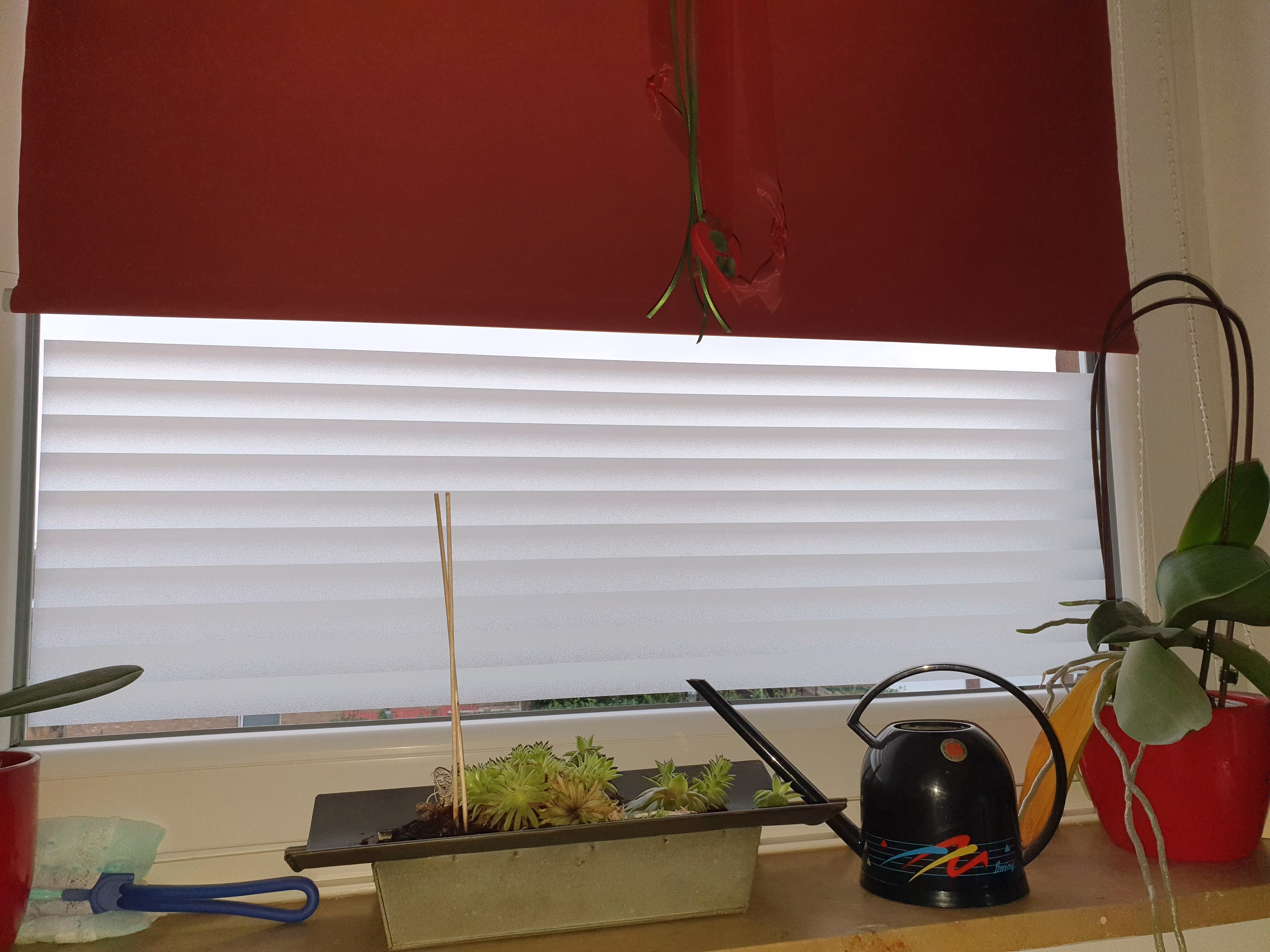 Kleberlose Adhäsionsfolie transparent-weiß schattierte Streifen auf Küchenfenster engebracht.