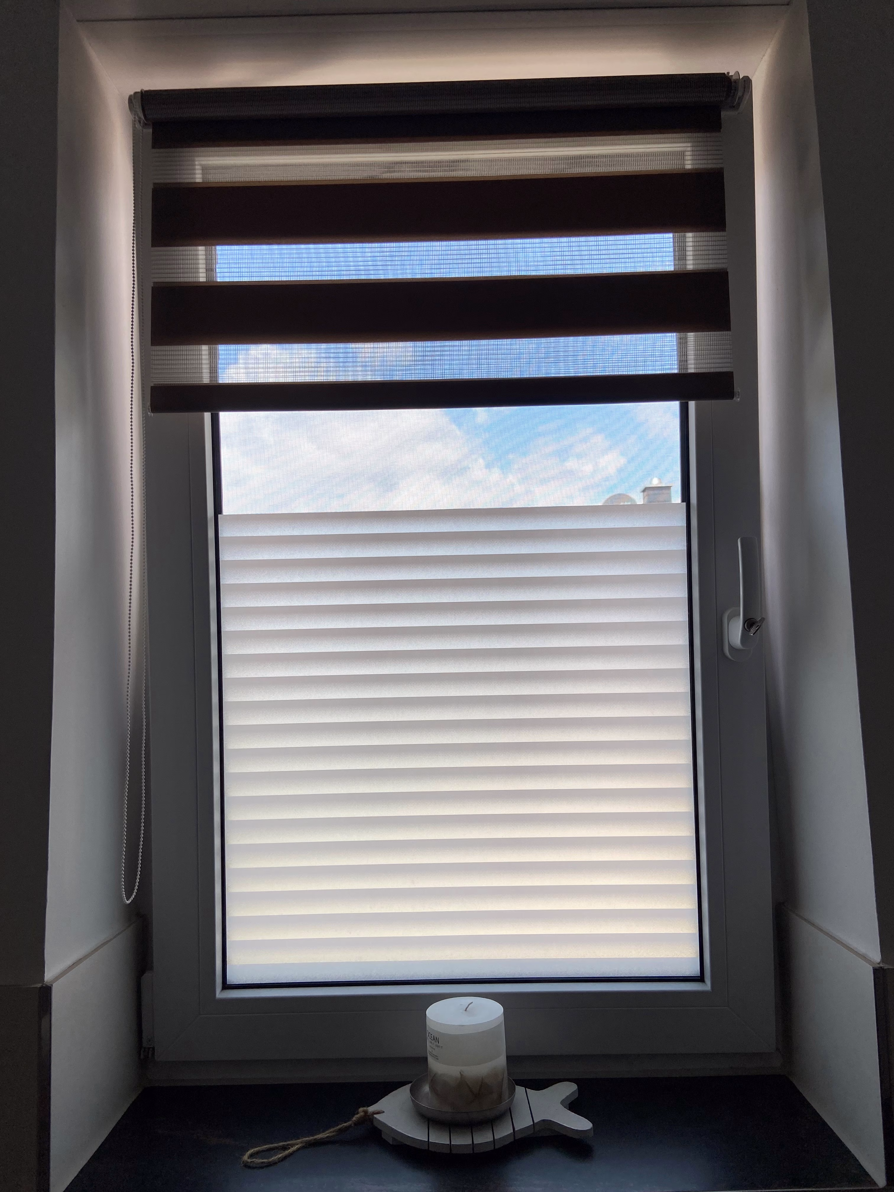 kleberlose Sichtschutzfolie mit Streifen Optik auf einem Fenster im Bad