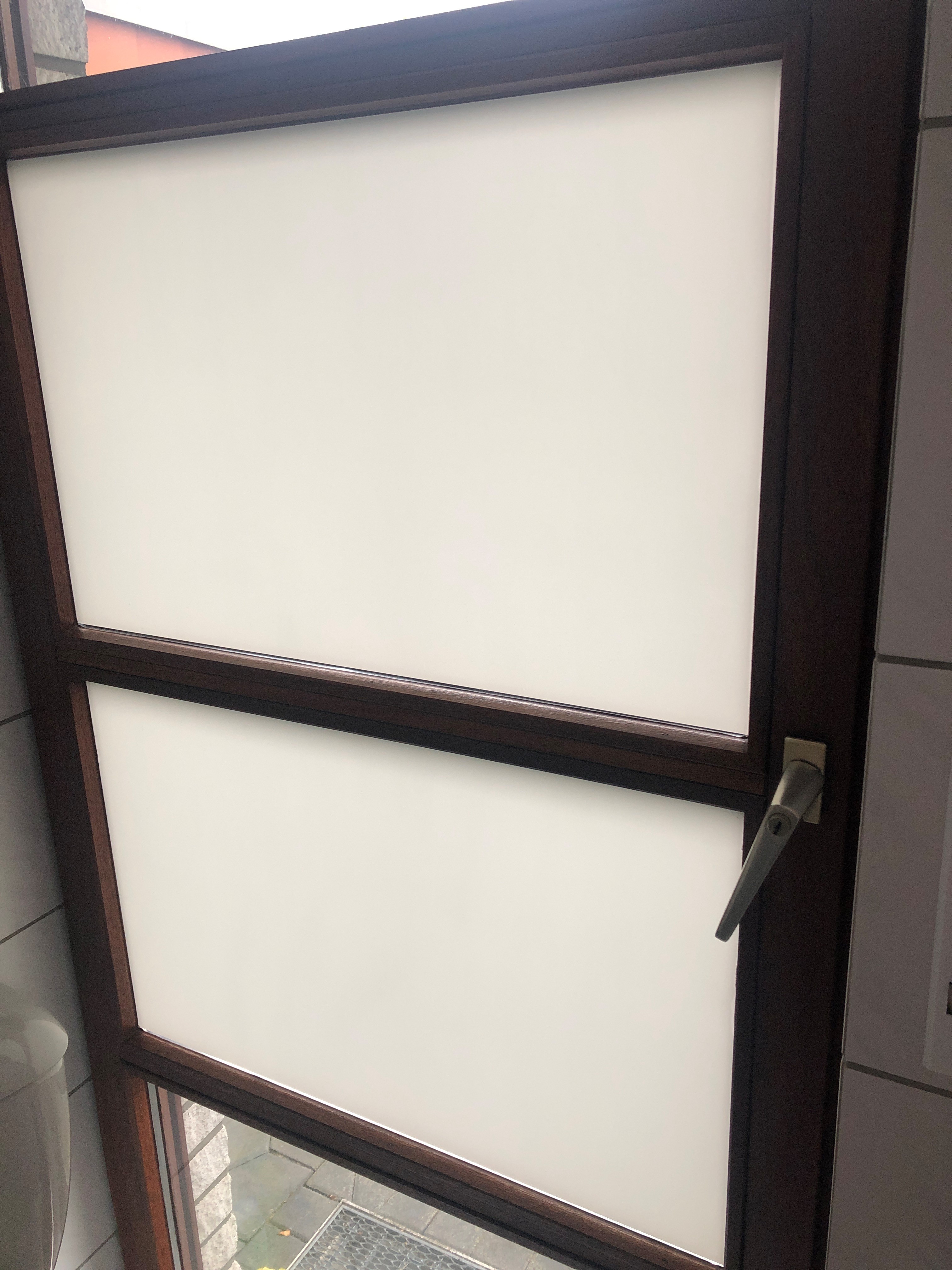 undurchsichtige weiße Fensterfolie im Bad