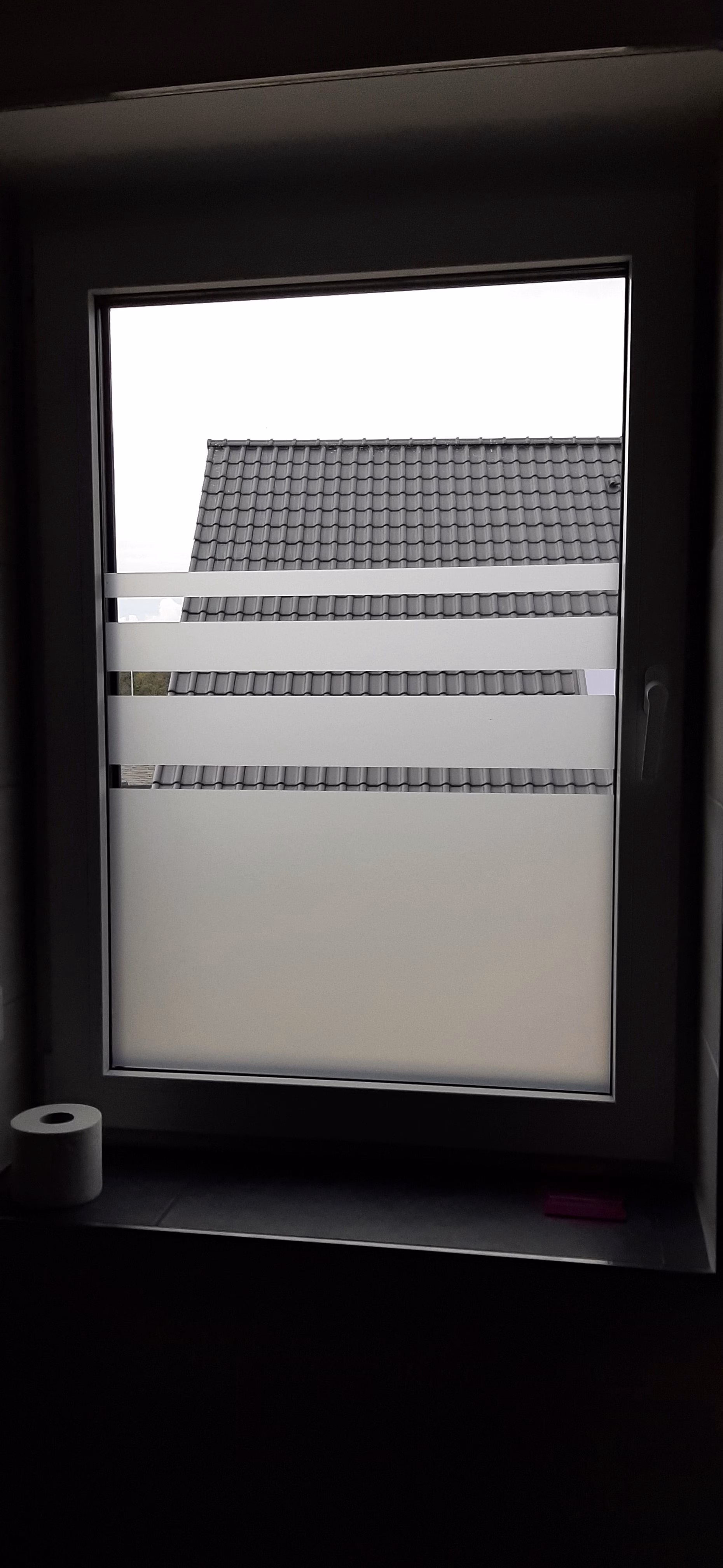 Klebefolie mit Streifen am Fenster