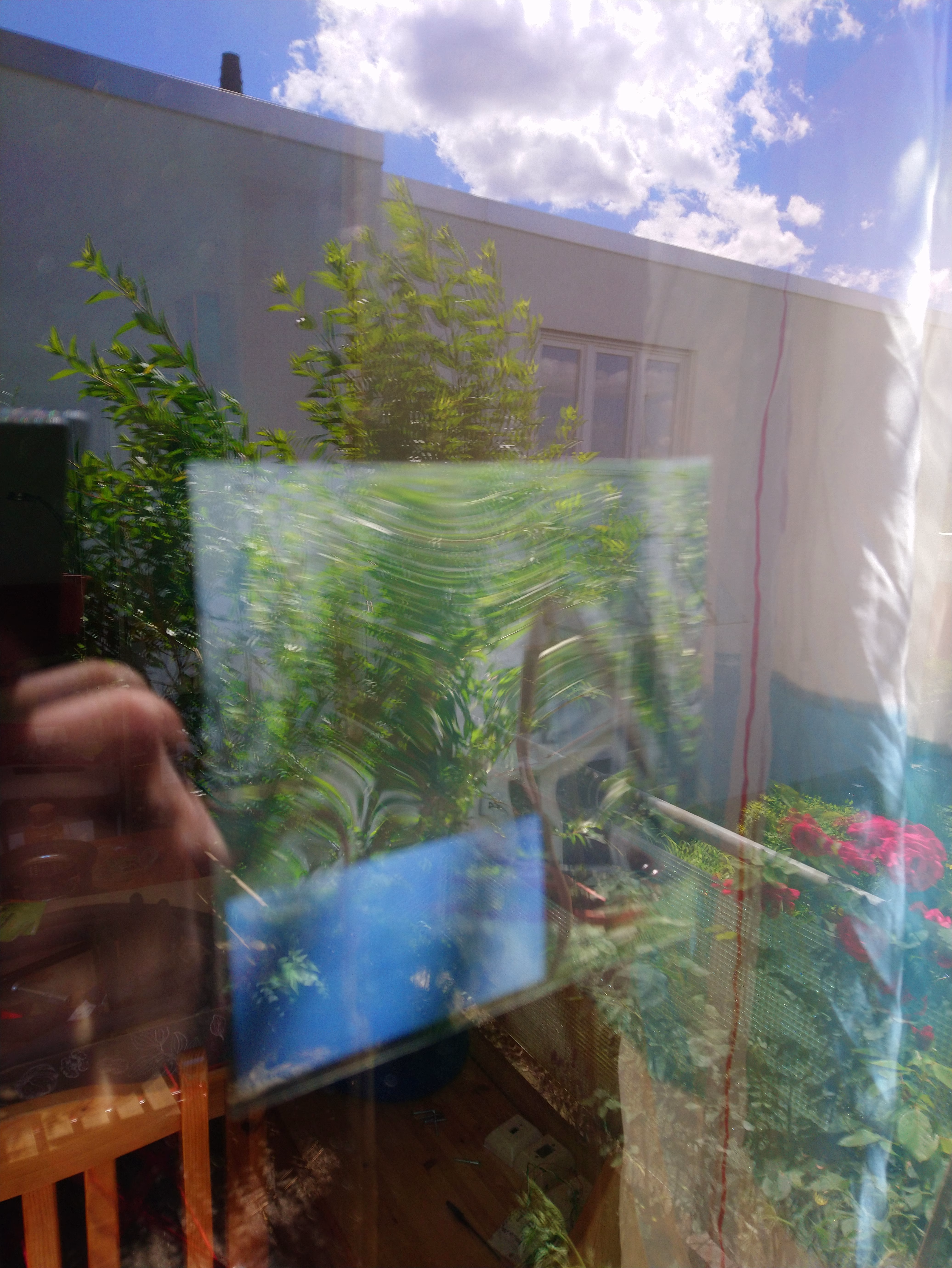 Spiegeleffekt einer Spionspiegelfolie mit Aussicht in den Garten