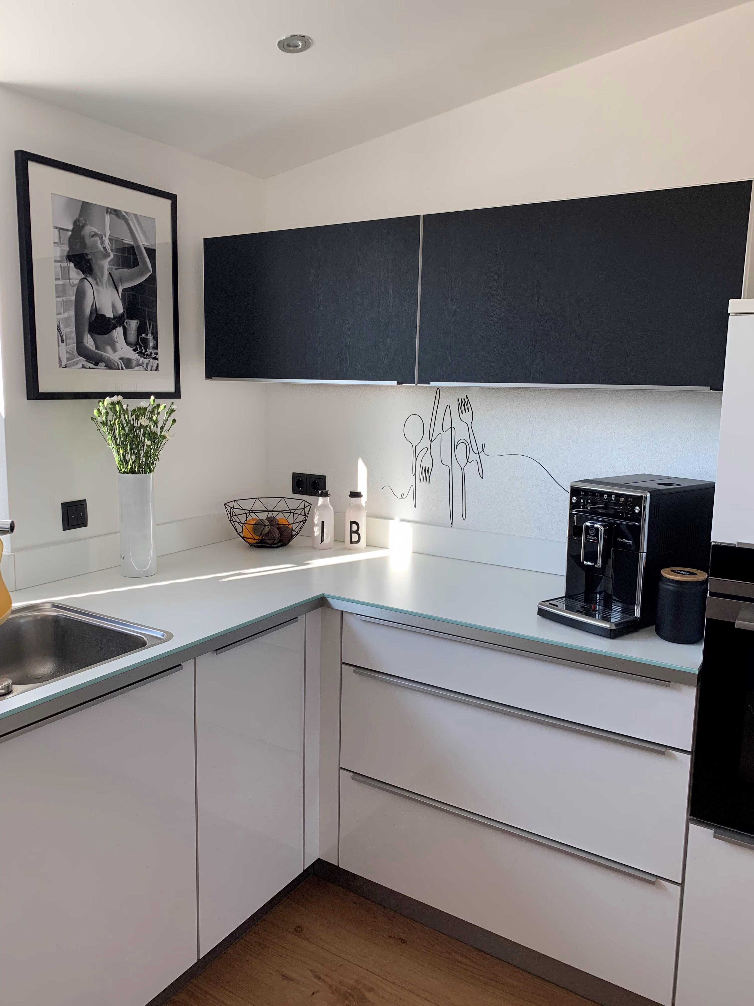 Klebefolie schwarzes Holz auf einem Küchenschrank