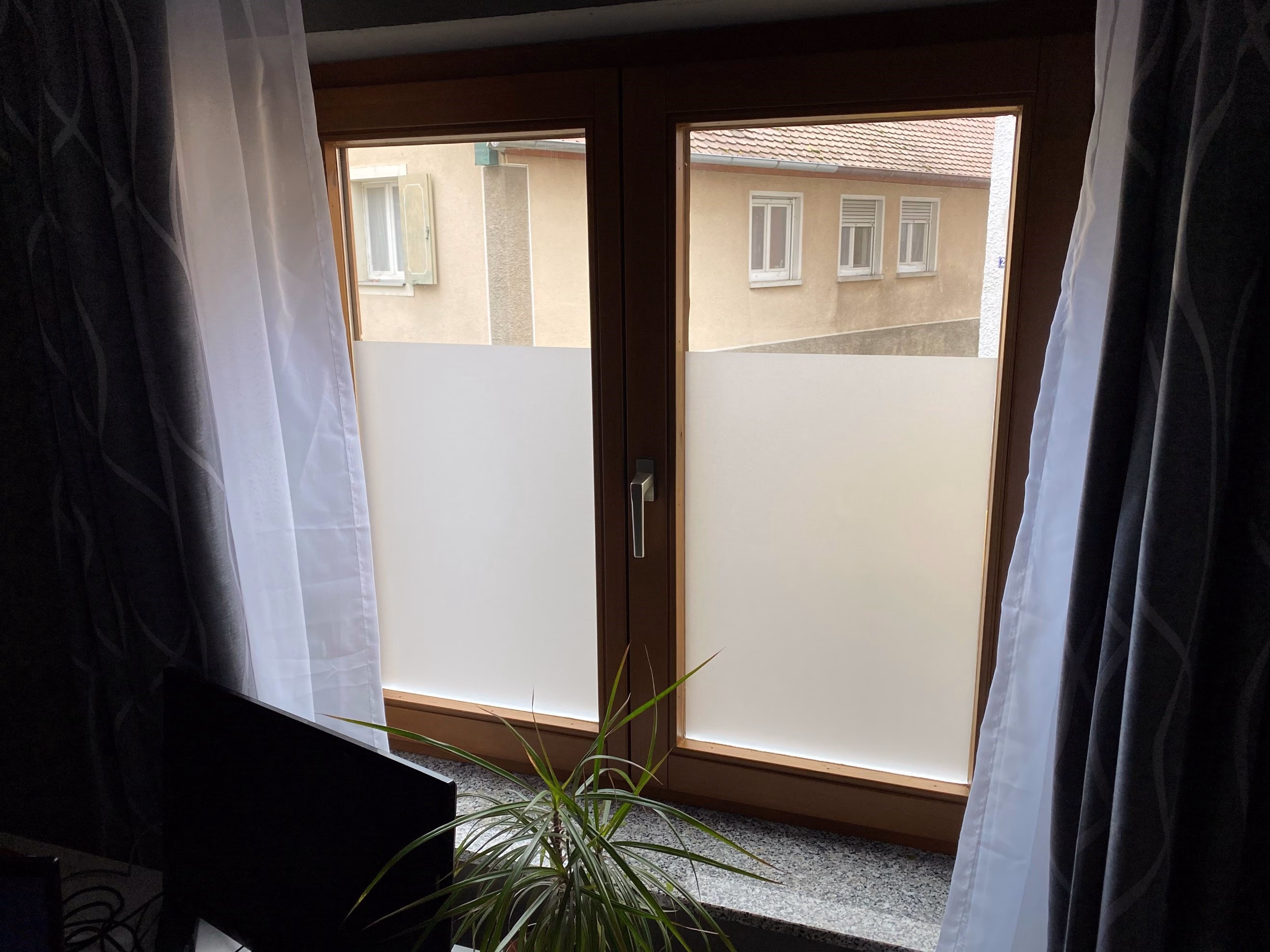 Fensterfolie im Sandstrahldesign auf einem Doppelfenster