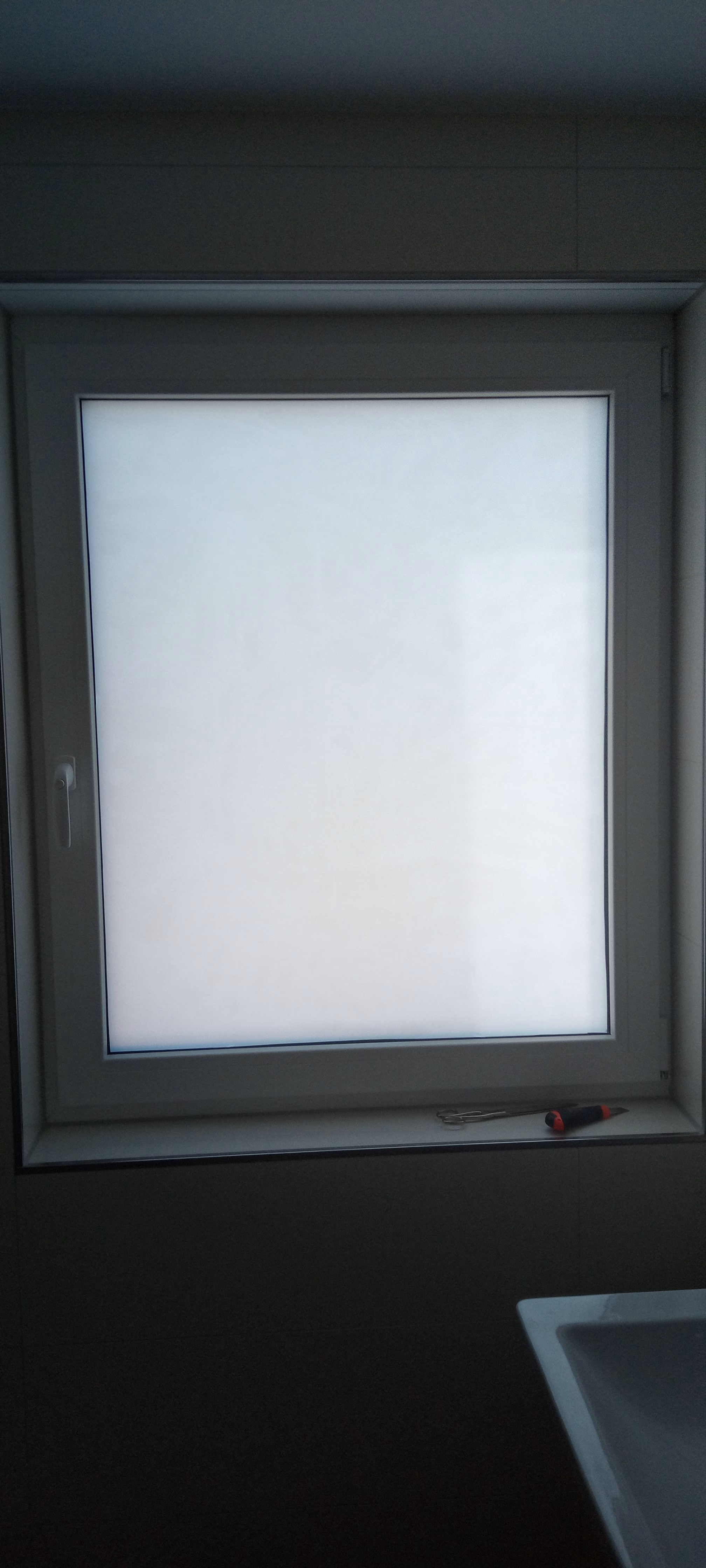 Milchglasfolie bietet Sichtschutz mit viel Lichtdurchlass im Badezimmer