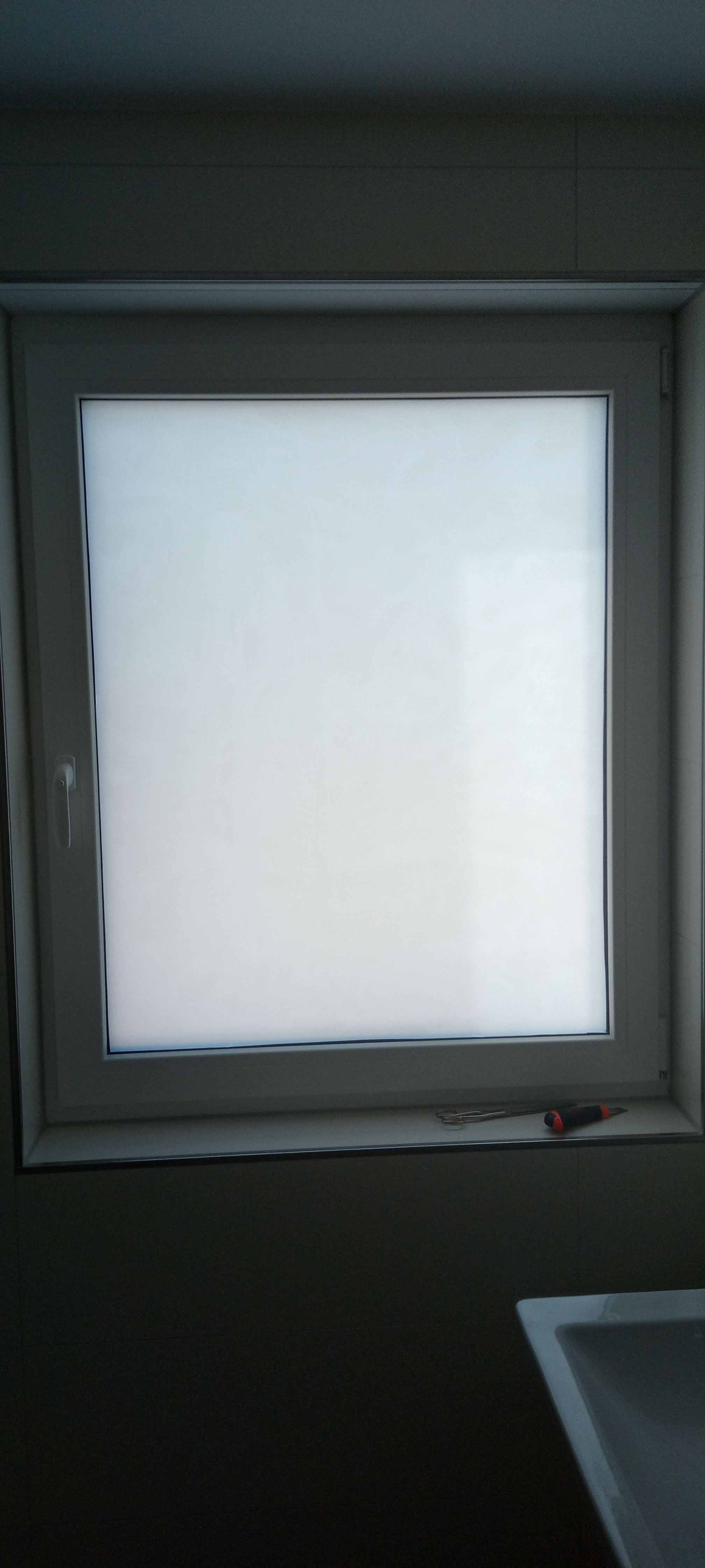 Milchglasfolie bietet Sichtschutz mit viel Lichtdurchlass im Badezimmer