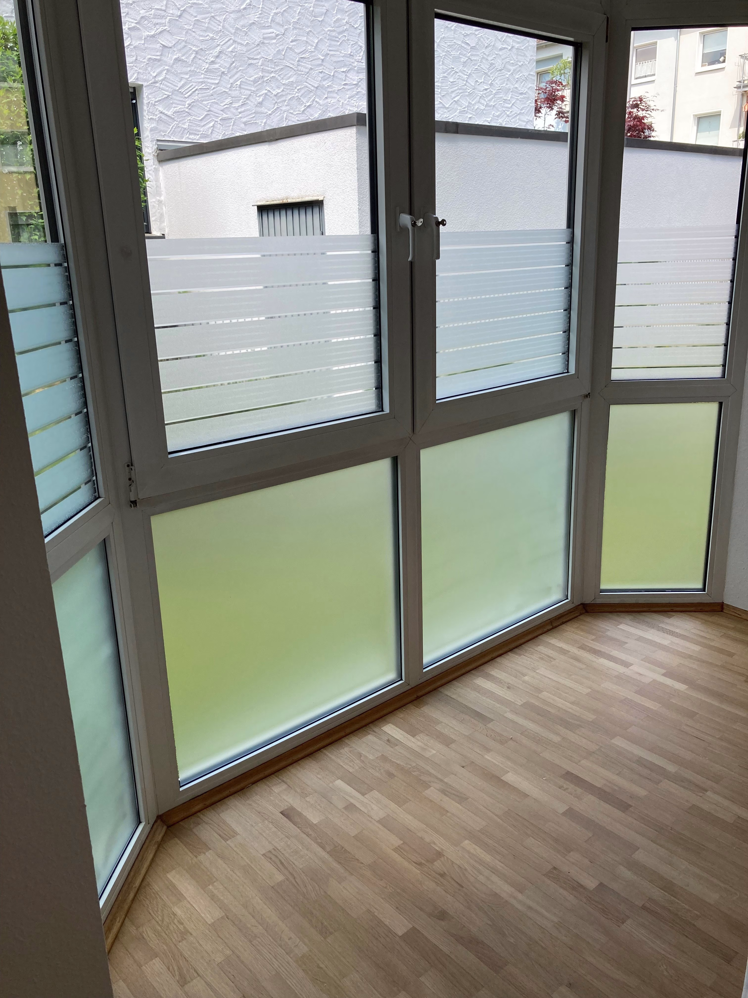 Adhäsionsfolie im Ätzglasdesign auf bodentiefen Fenstern unten