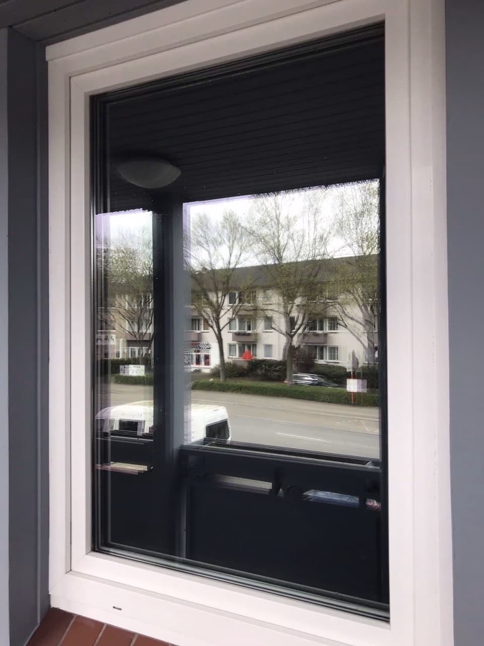 Außenansicht einer Spiegelfolie in silber auf einer Glasscheibe