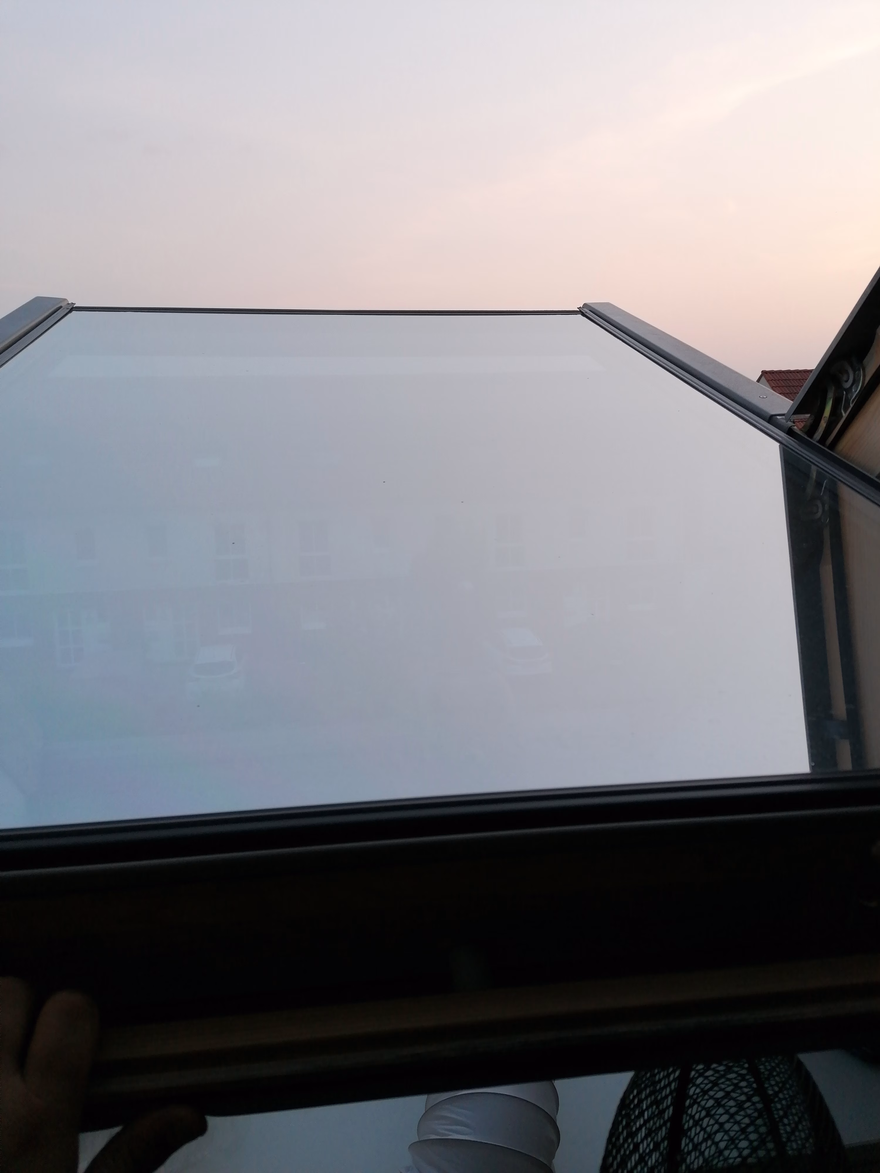 Sonnenschutzfolie außen auf einem Dachfenster