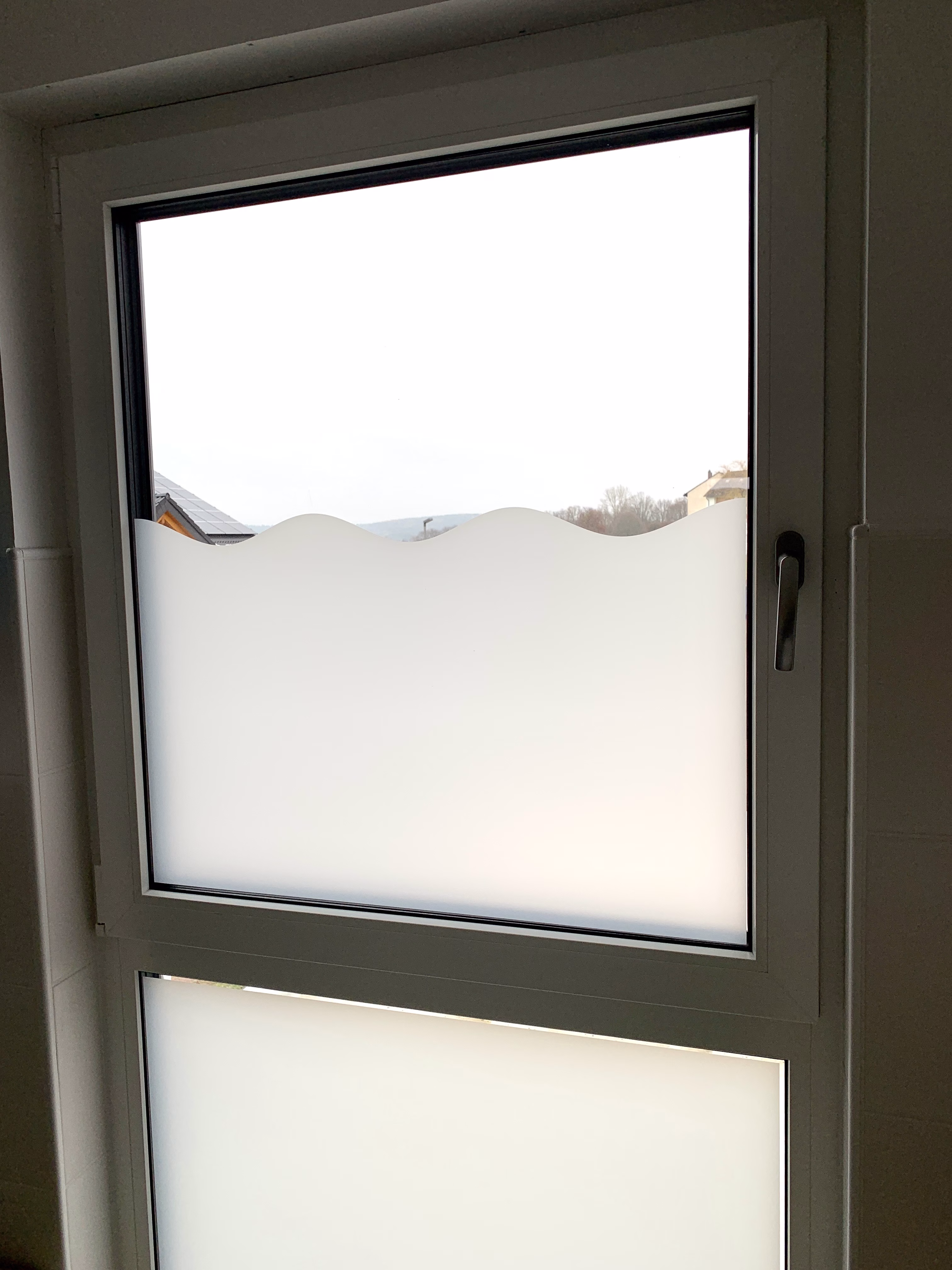 Weiß matte Fensterfolie mit Wellen Randveredelung