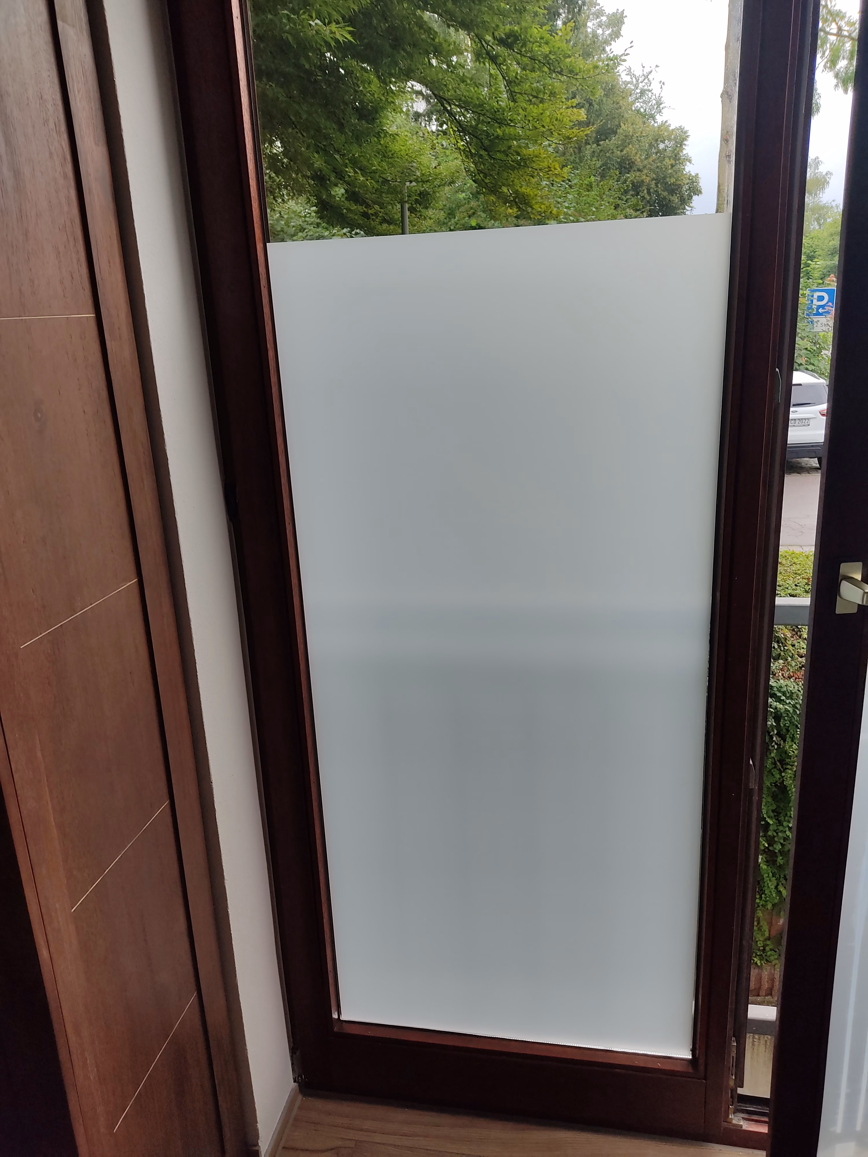 Sichtschutzfolie am Fenster in weiß matt