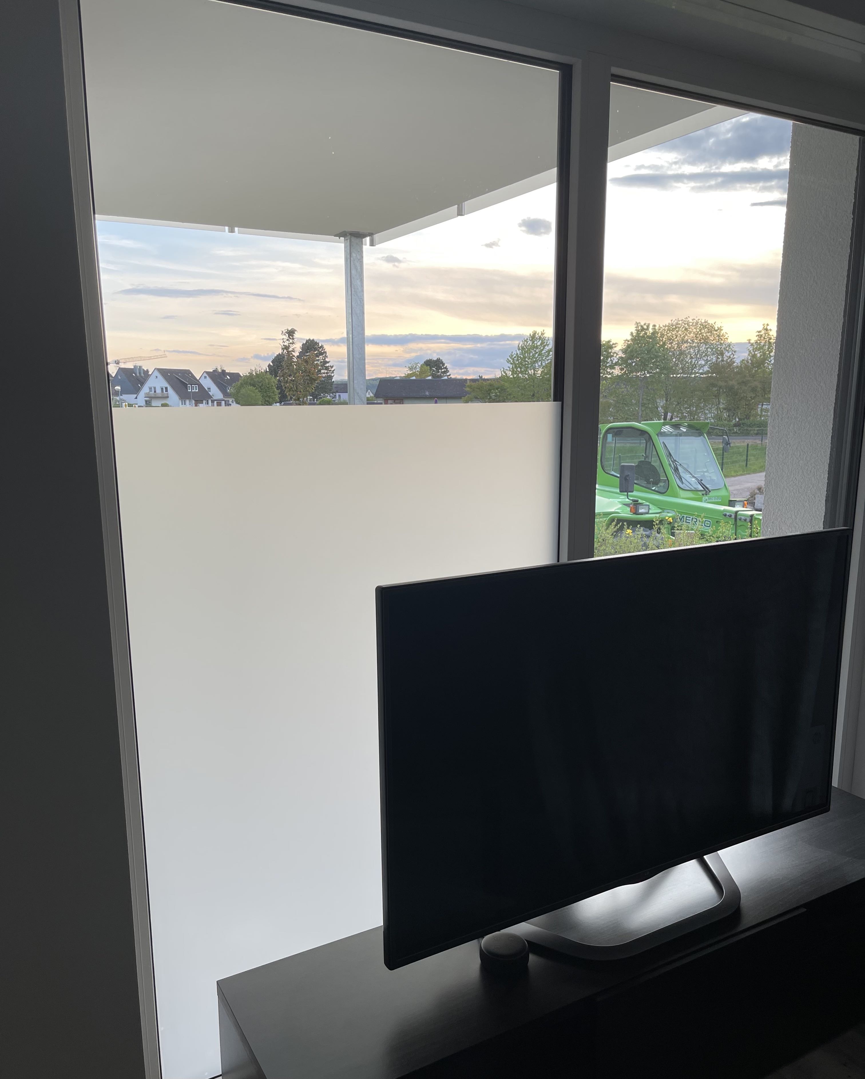 Sichtschutzfolie in Milchglasoptik am Arbeitsplatz