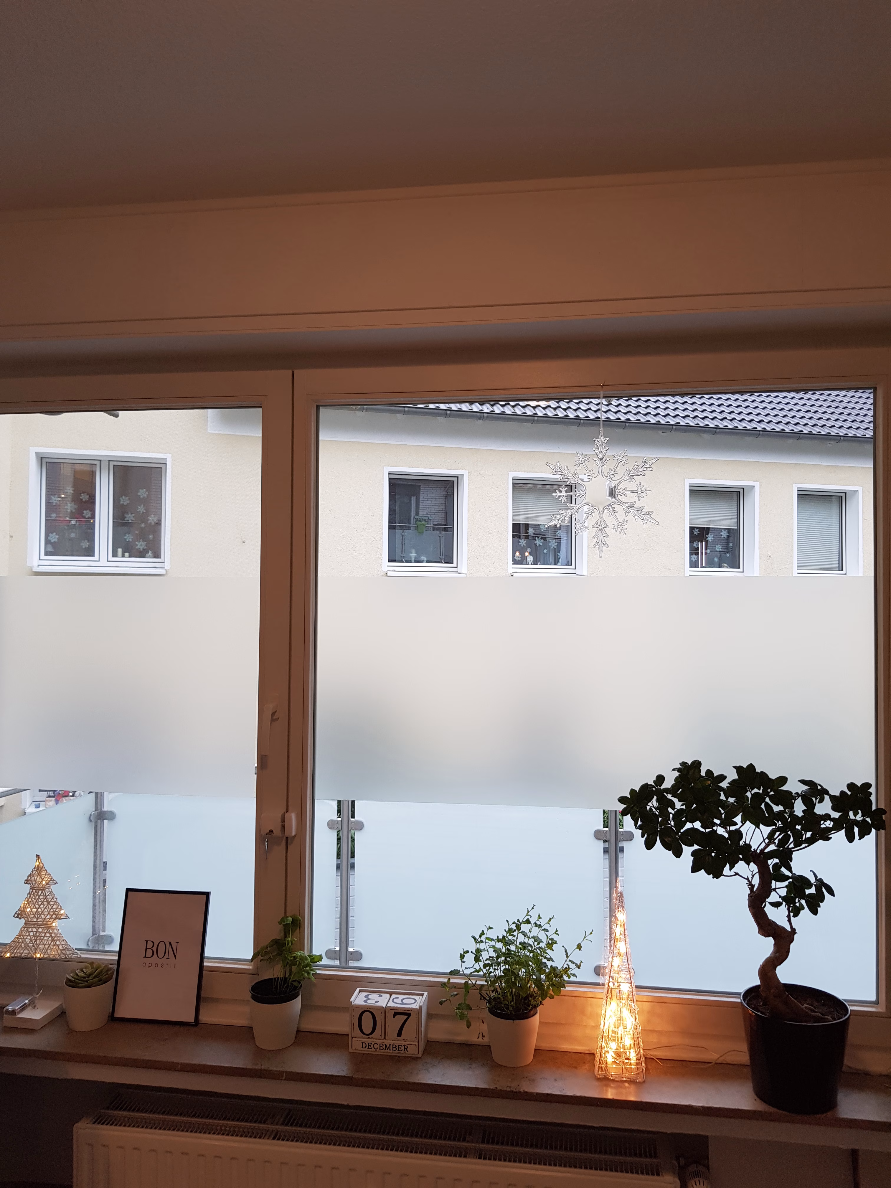 Teilweise Beklebung eines Fensters mit Sichtschutzfolie im Ätzglasdesign