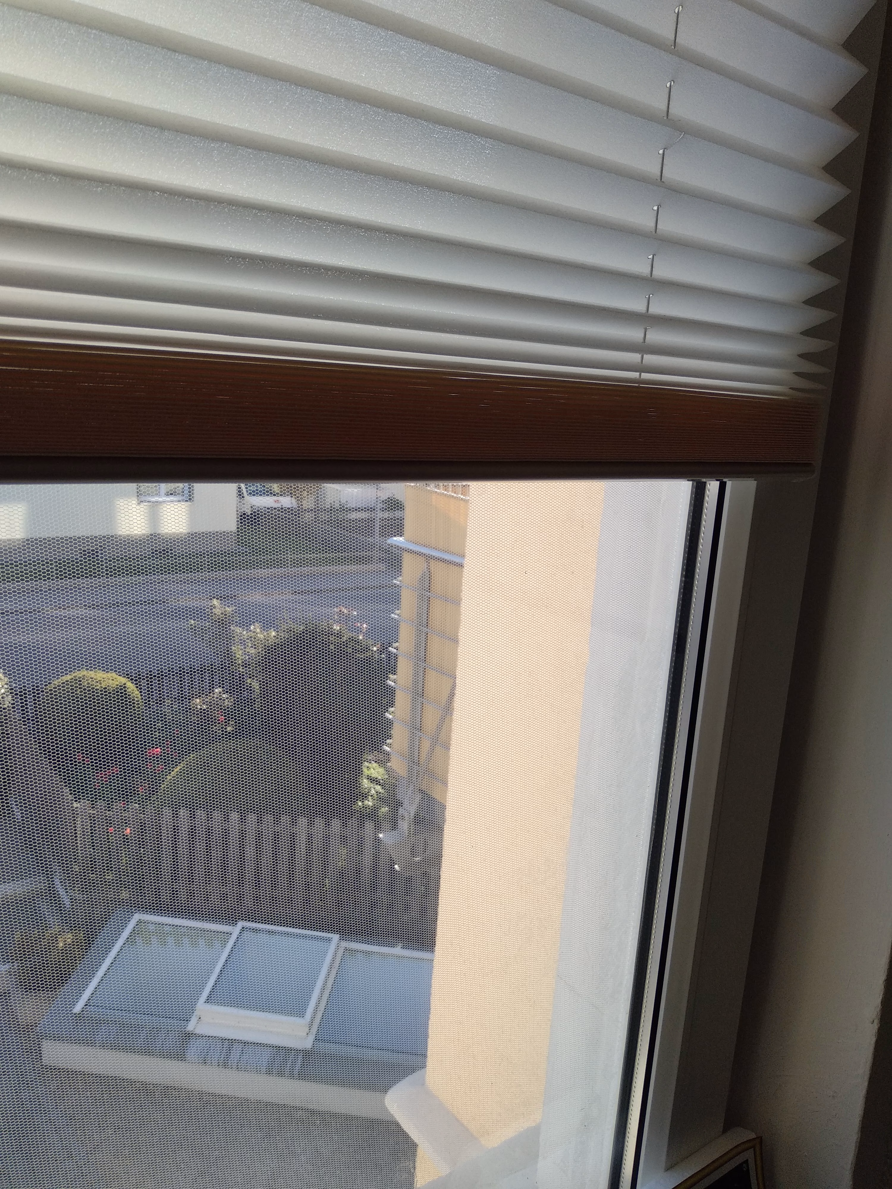 Sonnenschutzfolie auf einem Wohnzimmerfenster von einem Fliegengitter - Innenansicht