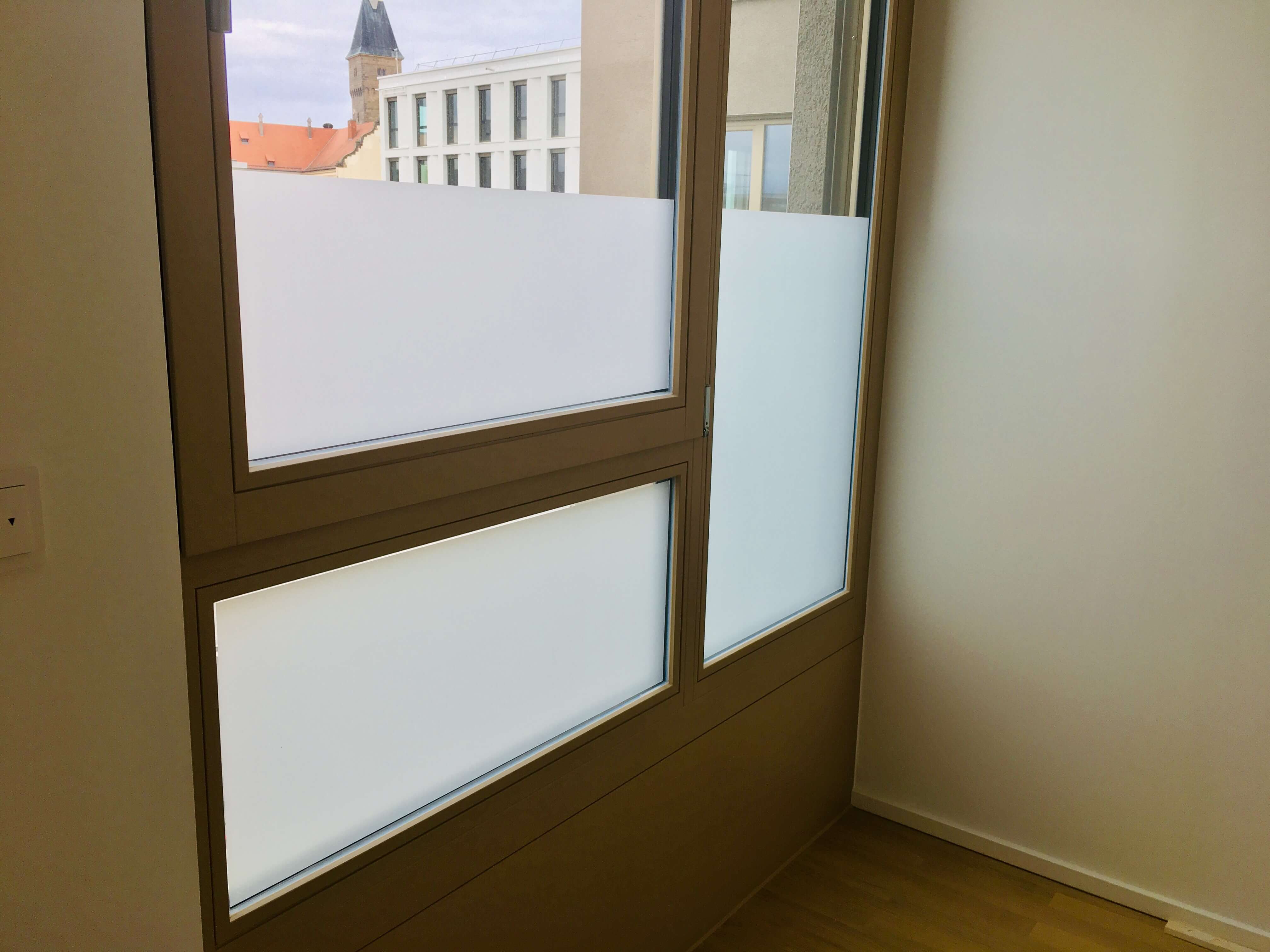 Milchglasfolie als Sichtschutz im unteren Bereich eines Fensters angebracht.
