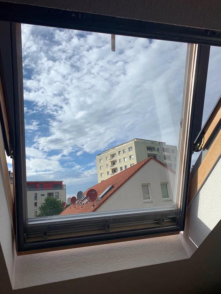 Innenmontierte dunkle Sonnenschutzfolie an einem Dachfenster