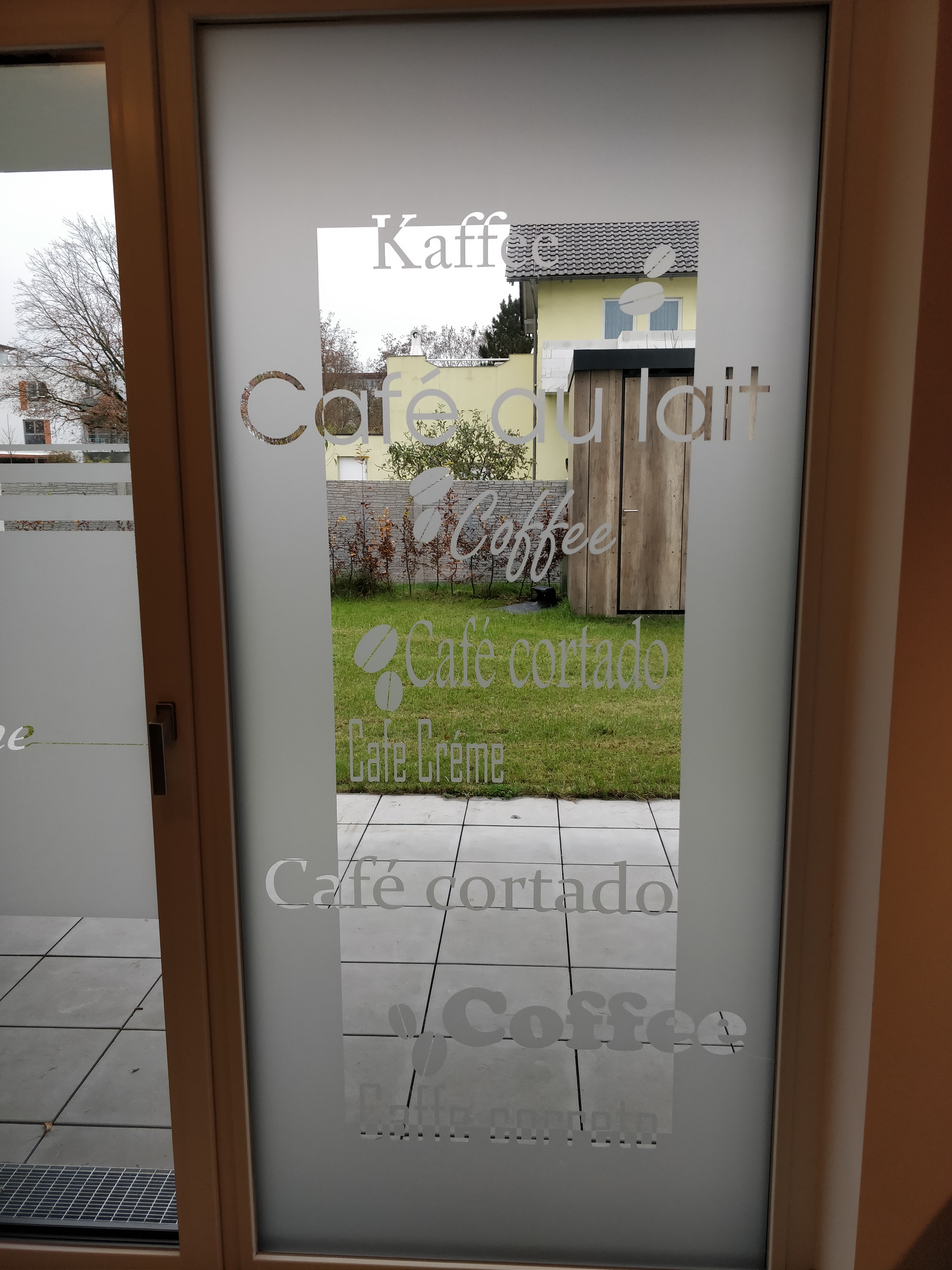 Glasdekor Kaffee auf einer Glastür