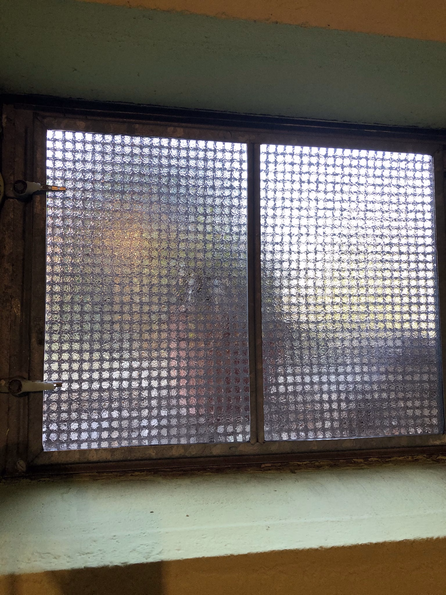 Kellerfenster mit Riffelglasfolie foliert
