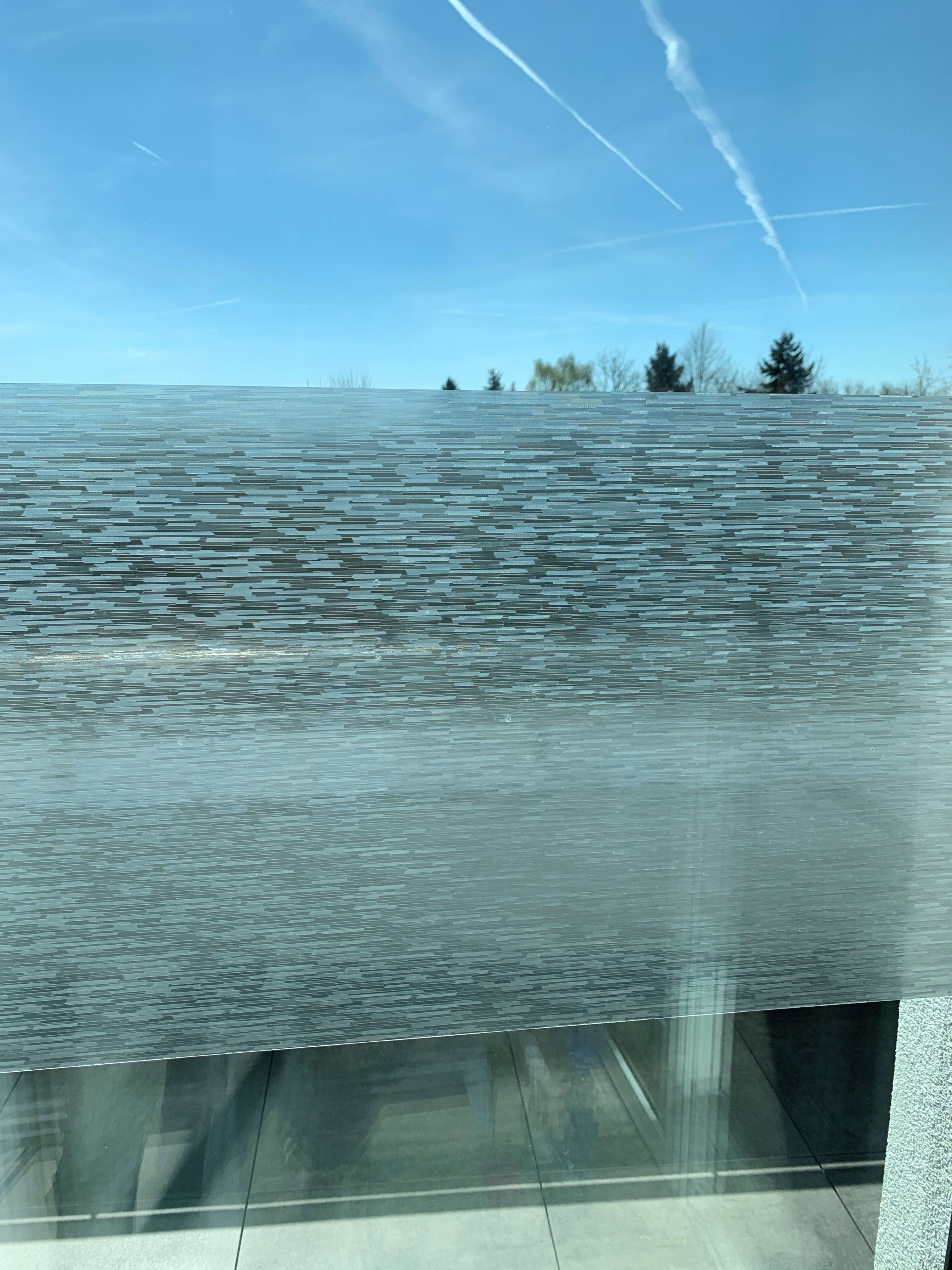 Detailansicht Sichtschutzfolie, unterbrochenes Streifendesign (geprägt)