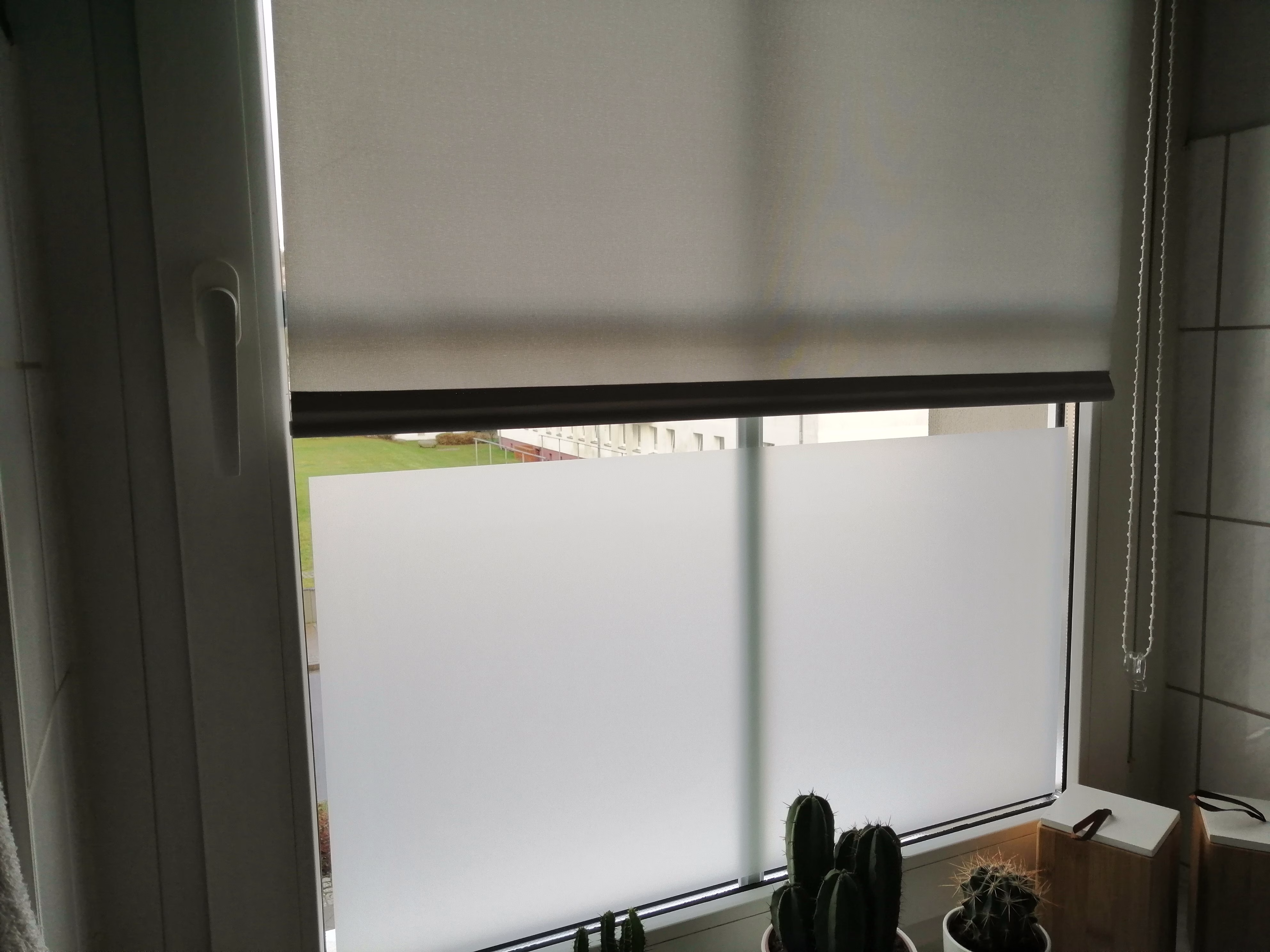 Sichtschutz mit halb hoher Streifenfolie in Milchglasoptik